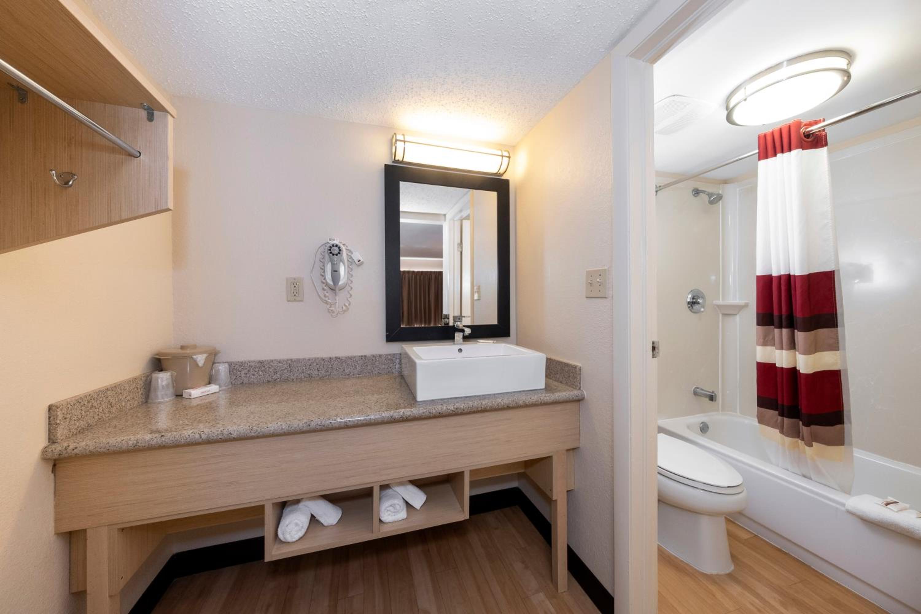 Standard Room with Two Double Beds Smoke Free - Photo 2