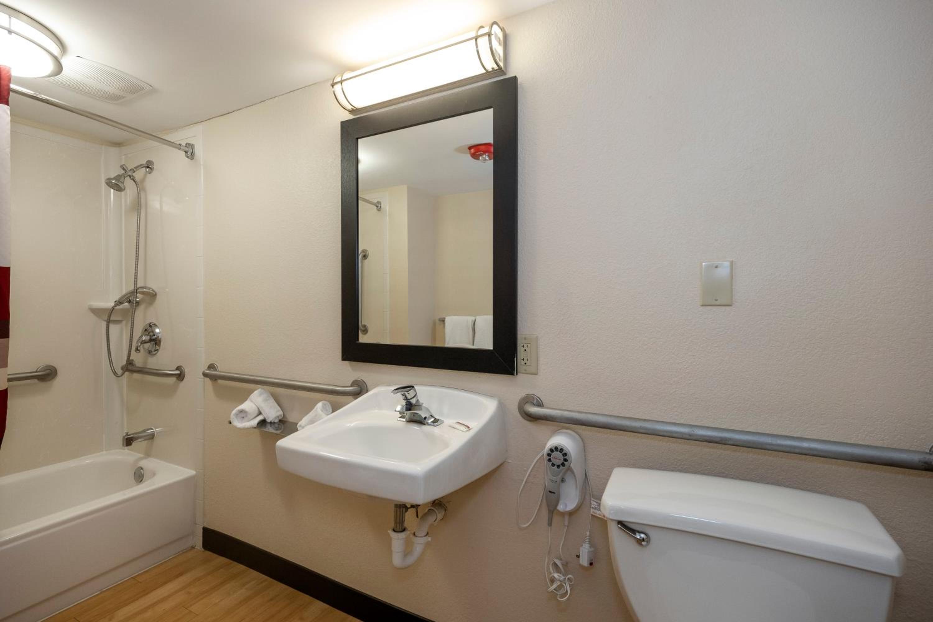 Standard Room with Two Double Beds Poolside Disability Access Smoke Free photo 2