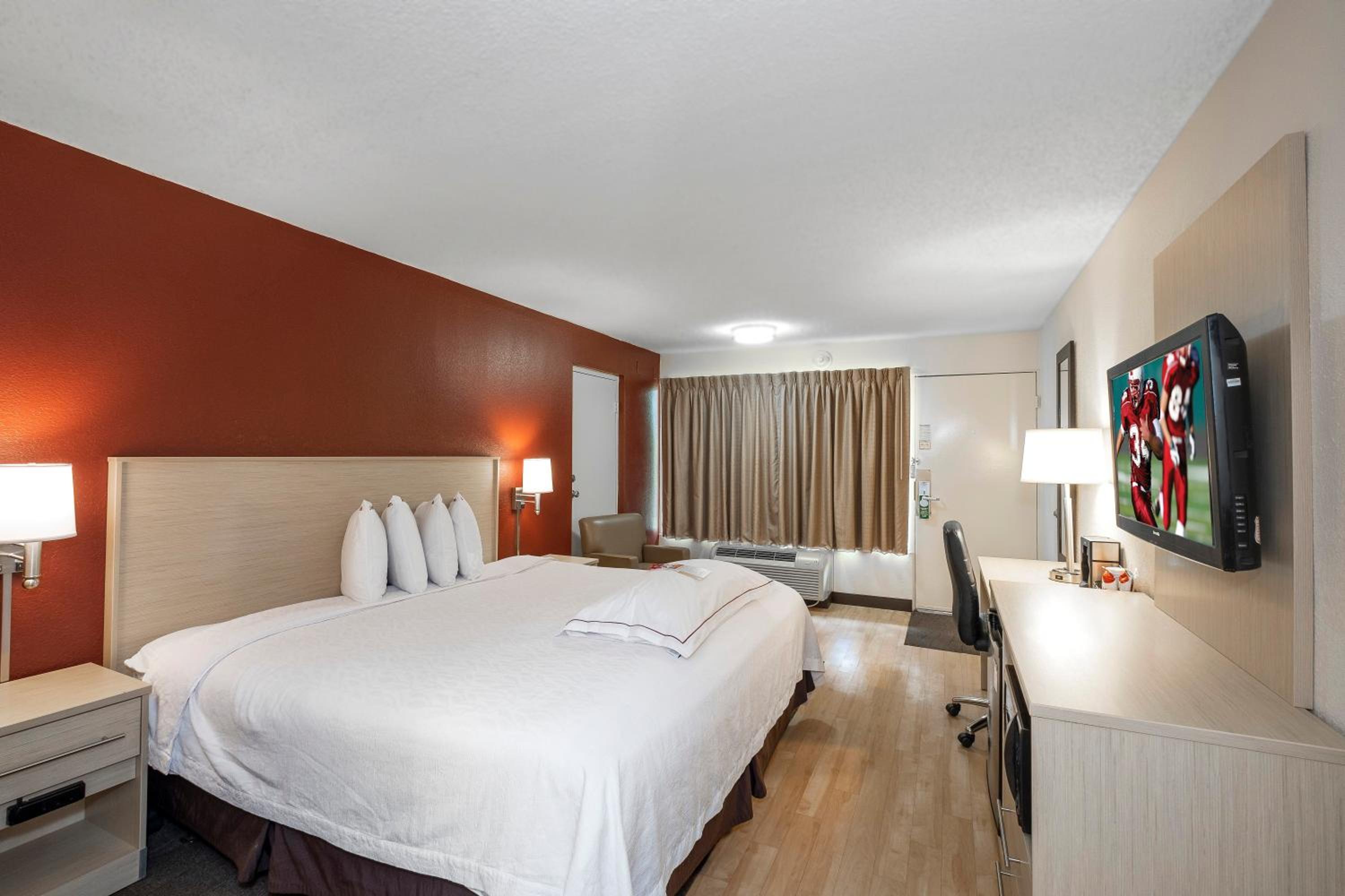 Premium King Room Disability Access Smoke Free (Upgraded Bedding & Snack) photo 1