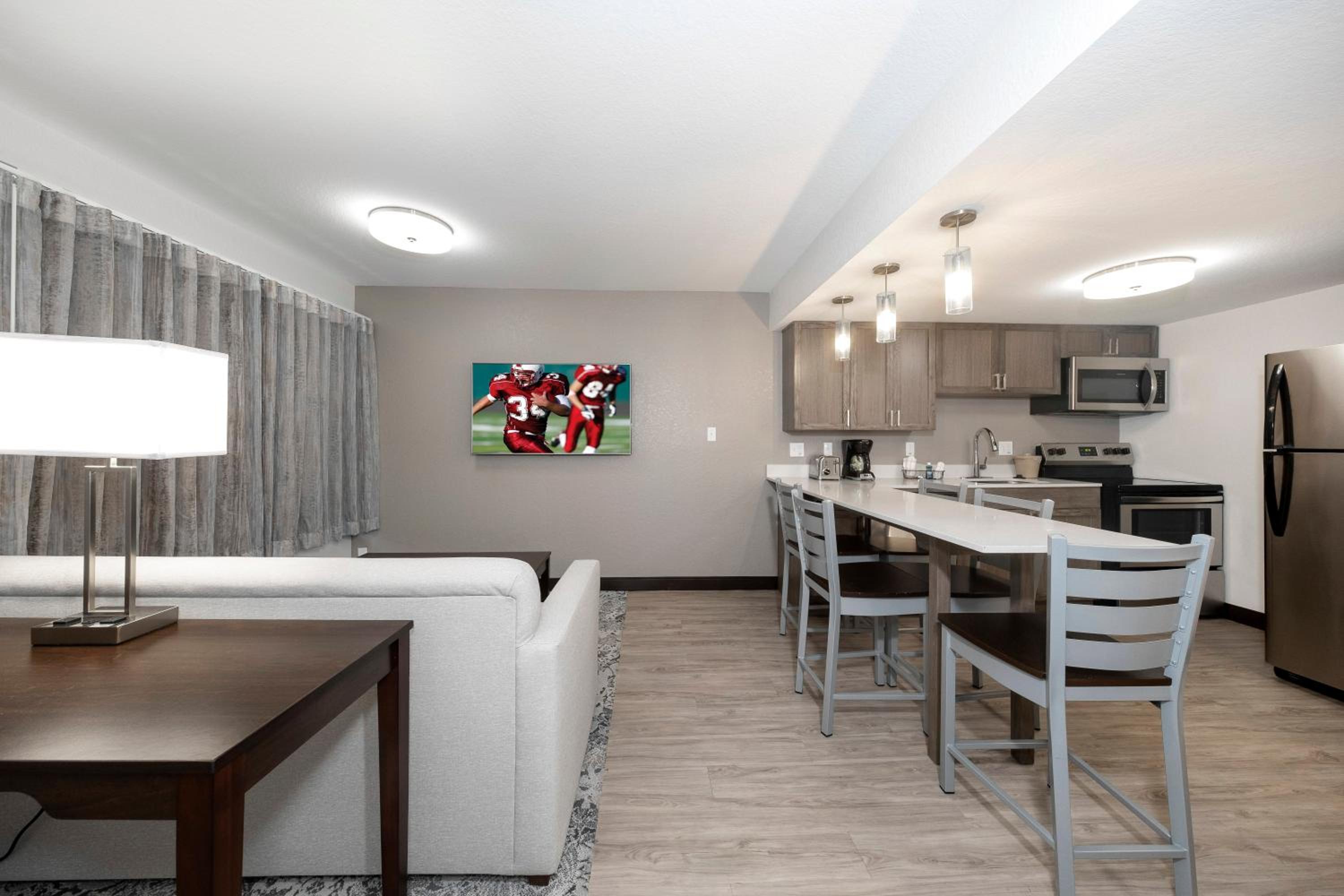 Suite King With Kitchen Poolside Smoke Free - Pool View