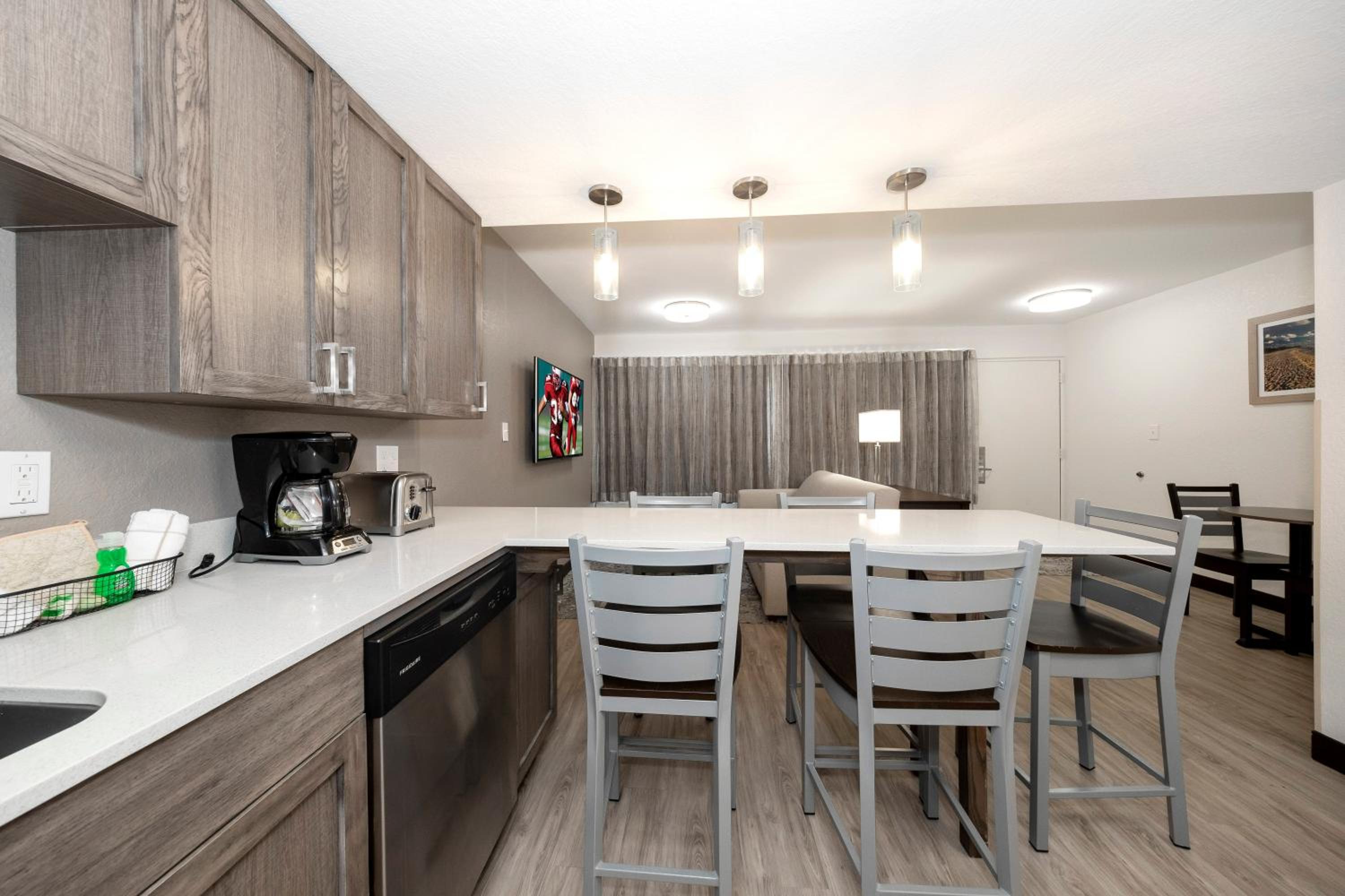 Suite King with Kitchen Poolside Smoke Free photo 3
