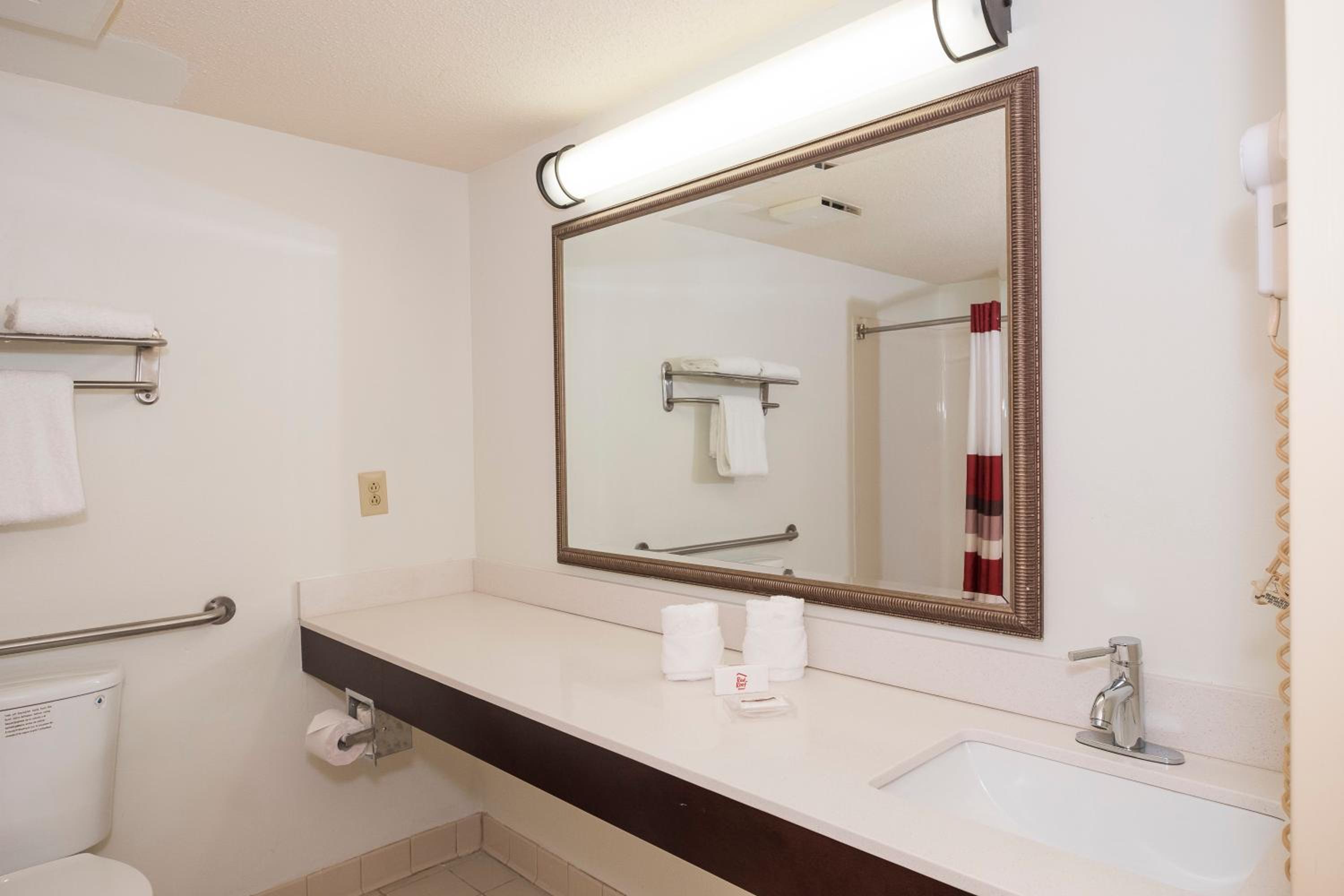 Superior King Room Disability Access Non-Smoking photo 2
