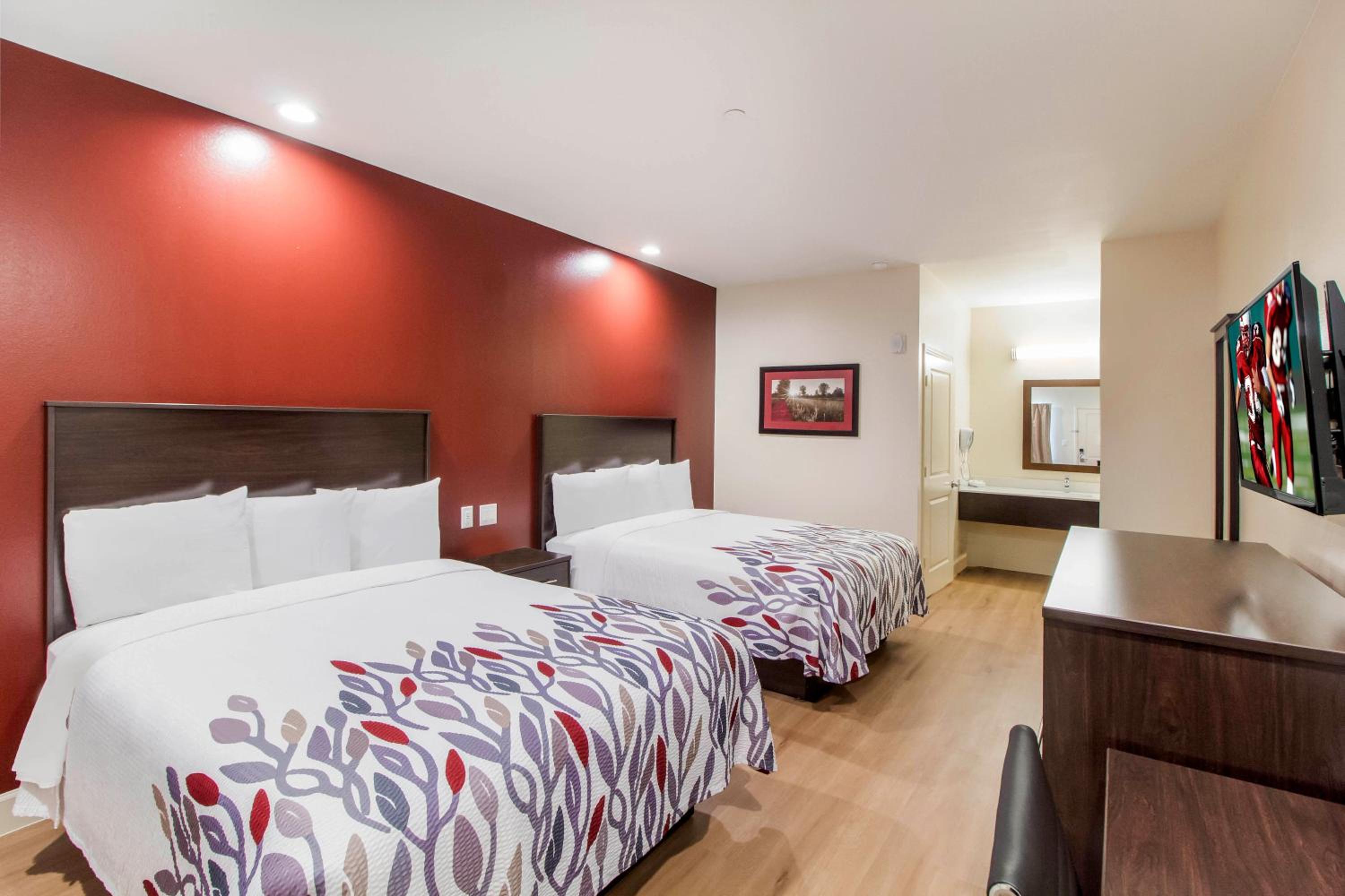 Deluxe Room with Two Queen Beds Smoke Free - Photo 2
