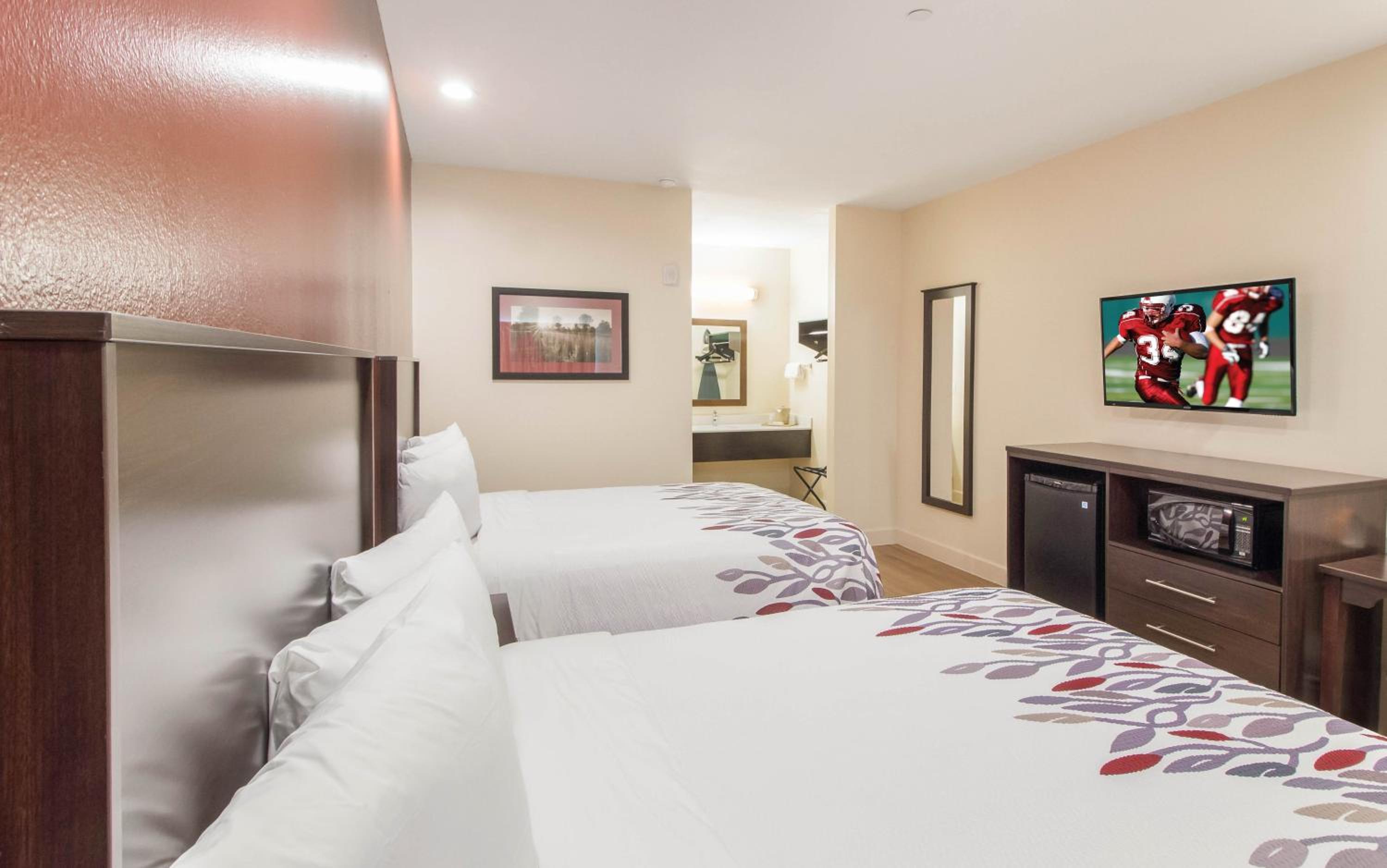 Deluxe Room with Two Queen Beds Smoke Free - Photo 4