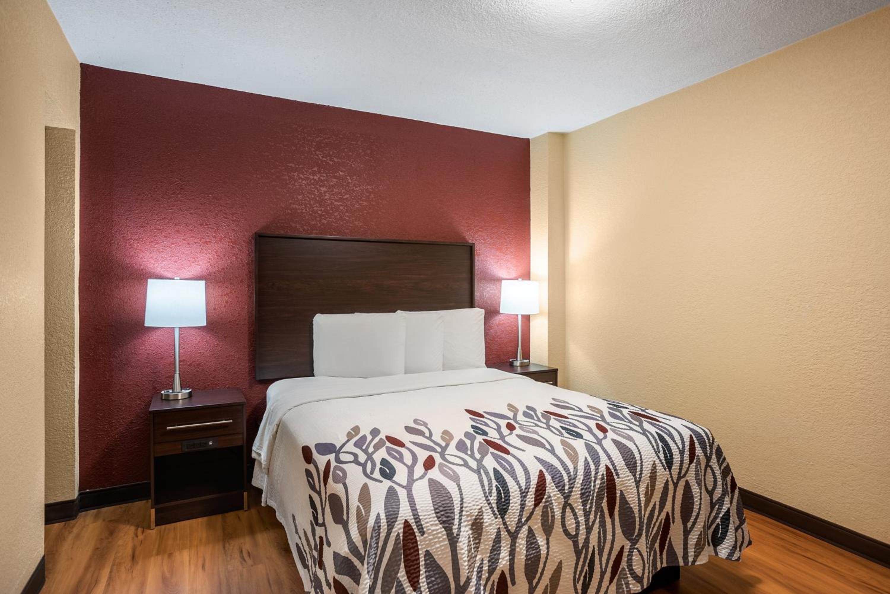 Deluxe Room with One Queen Bed Second Floor Non-Smoking - Photo 1