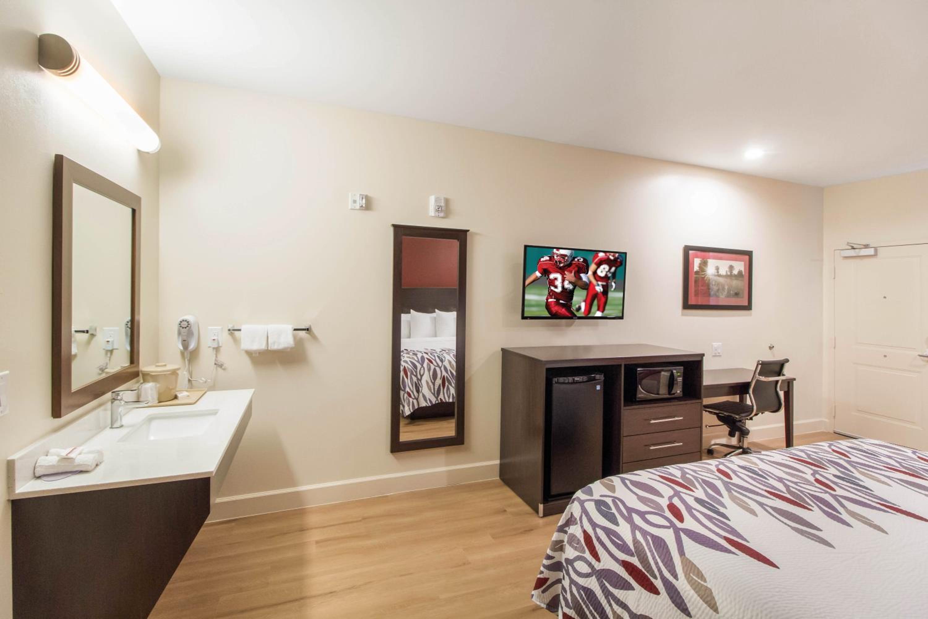 Deluxe King Room Disability Access Smoke Free - Photo 3