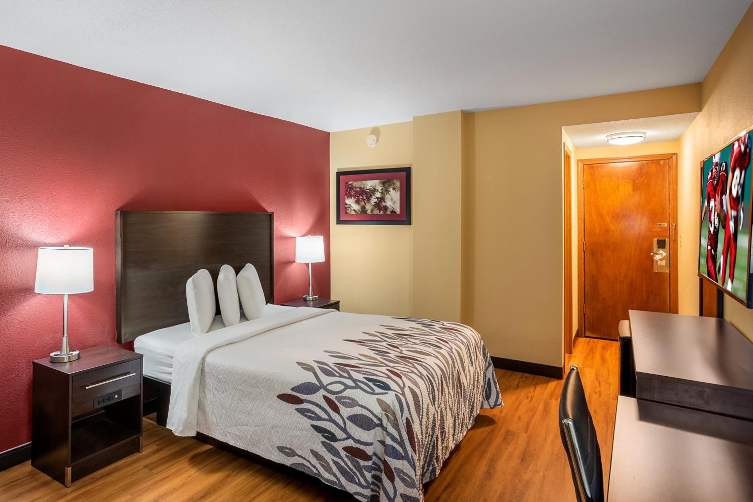 Deluxe Room with One Queen Bed Second Floor Non-Smoking - Photo 8