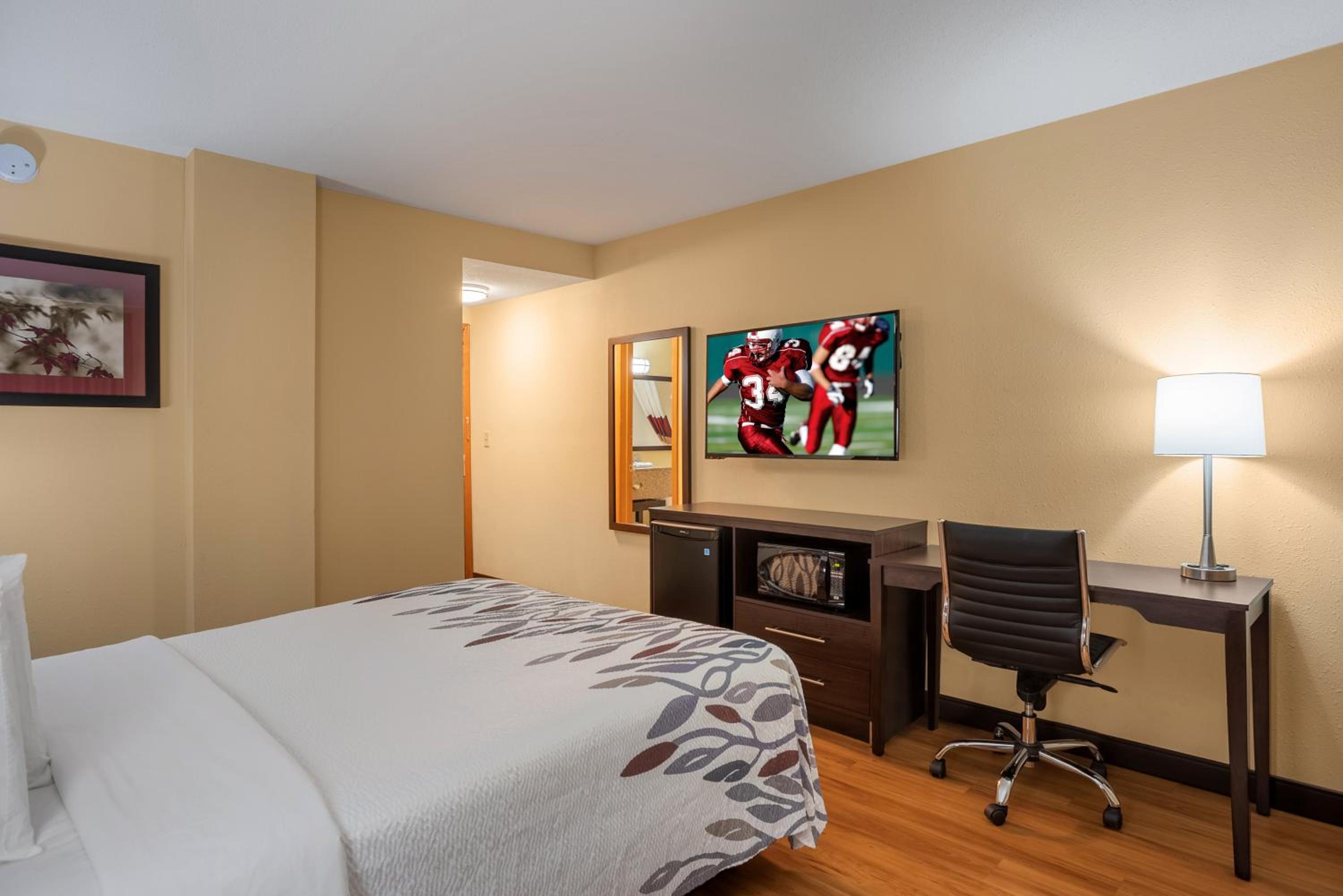 Deluxe Room with One Queen Bed Second Floor Non-Smoking - Photo 7