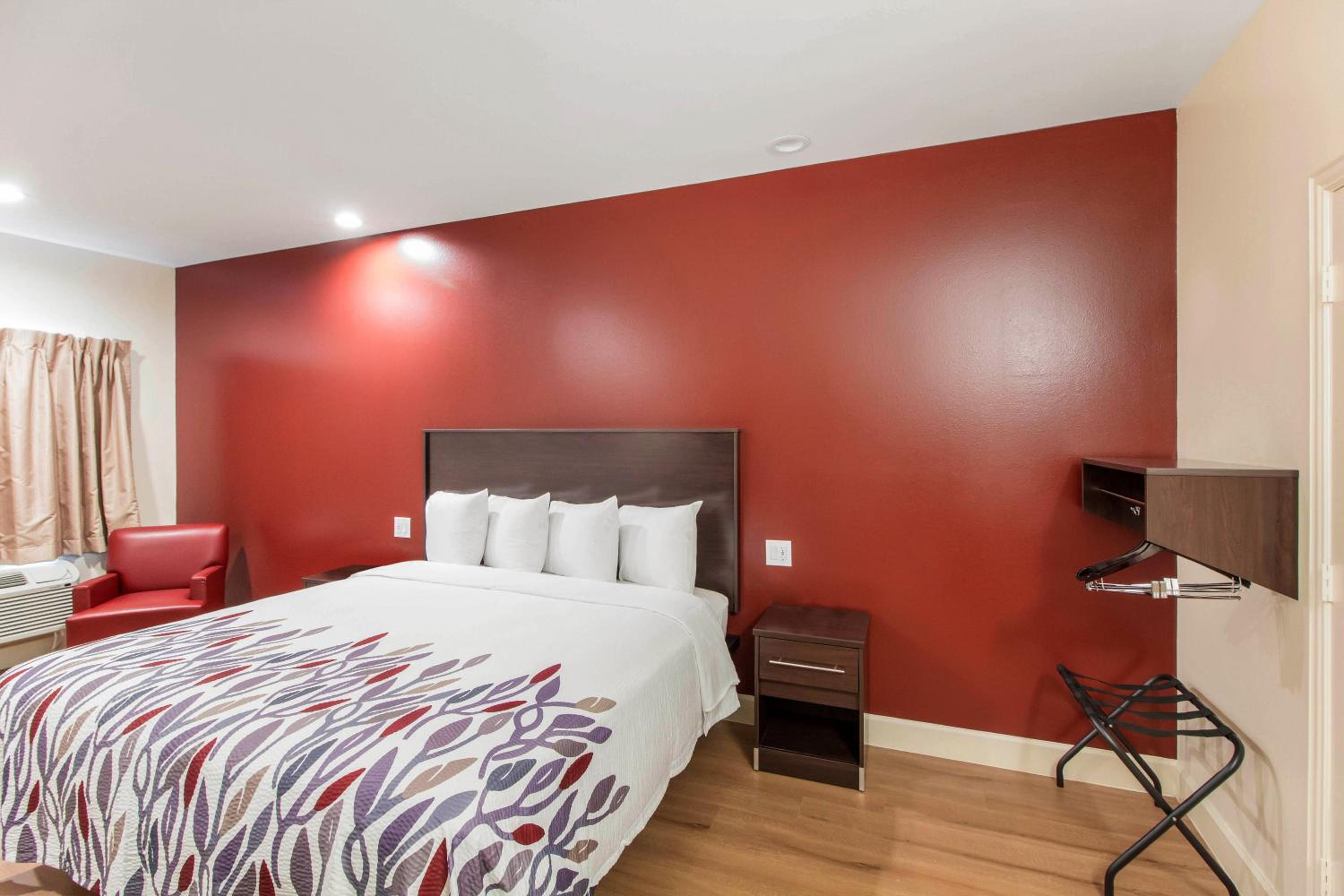 Deluxe King Room Disability Access Smoke Free - Photo 4