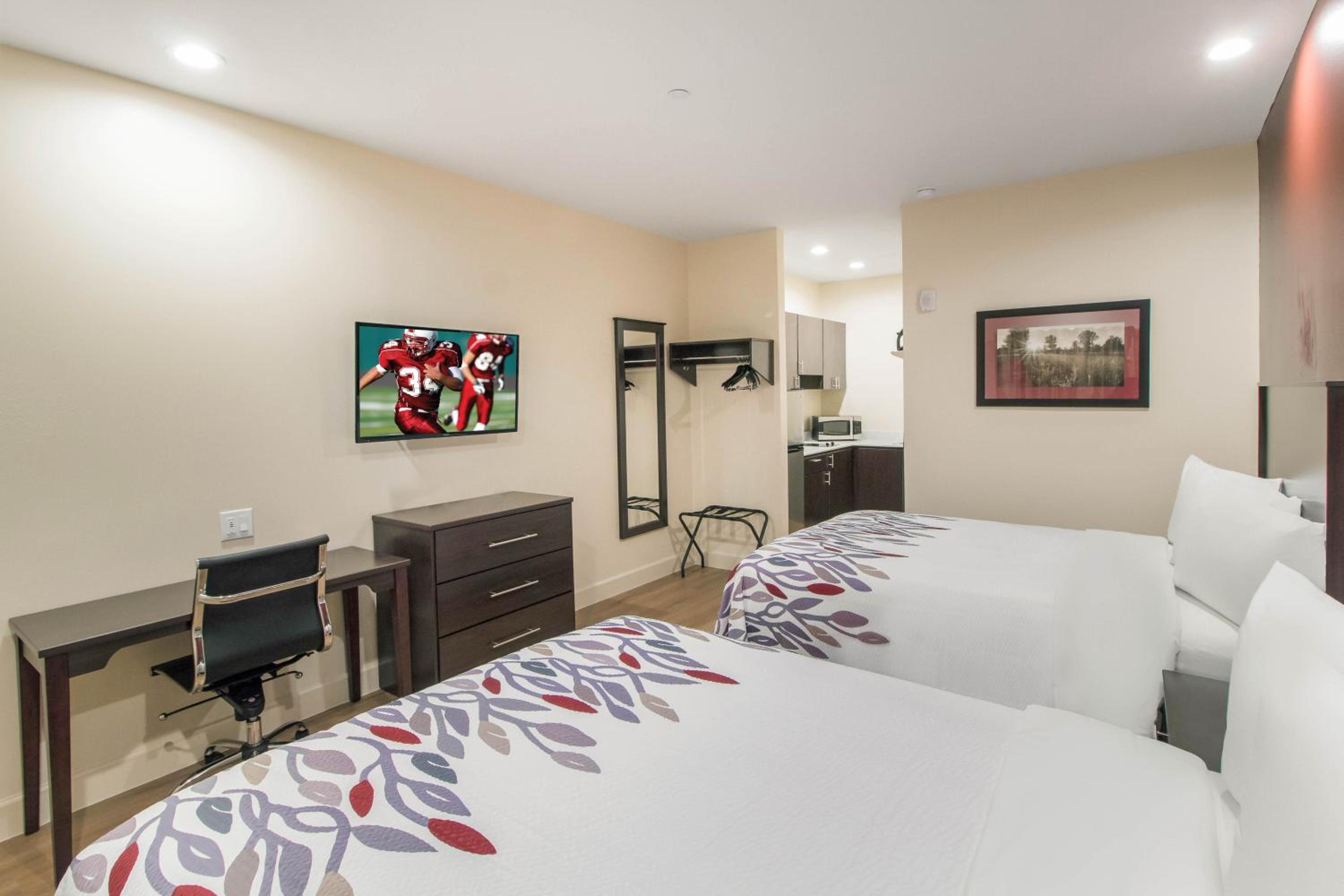 Deluxe Room with Two Queen Beds with Kitchenette Smoke Free - Photo 3
