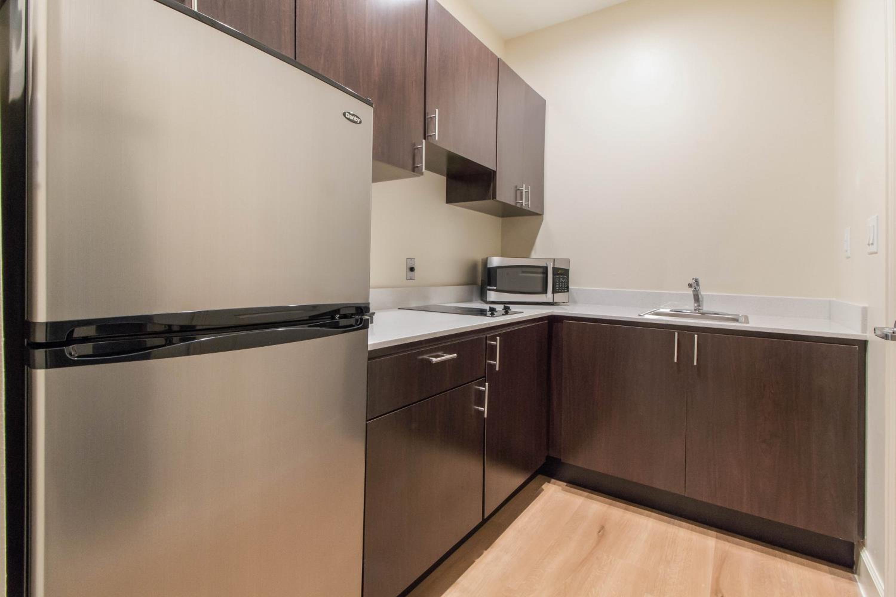Deluxe Room with Two Queen Beds with Kitchenette Smoke Free - Photo 2