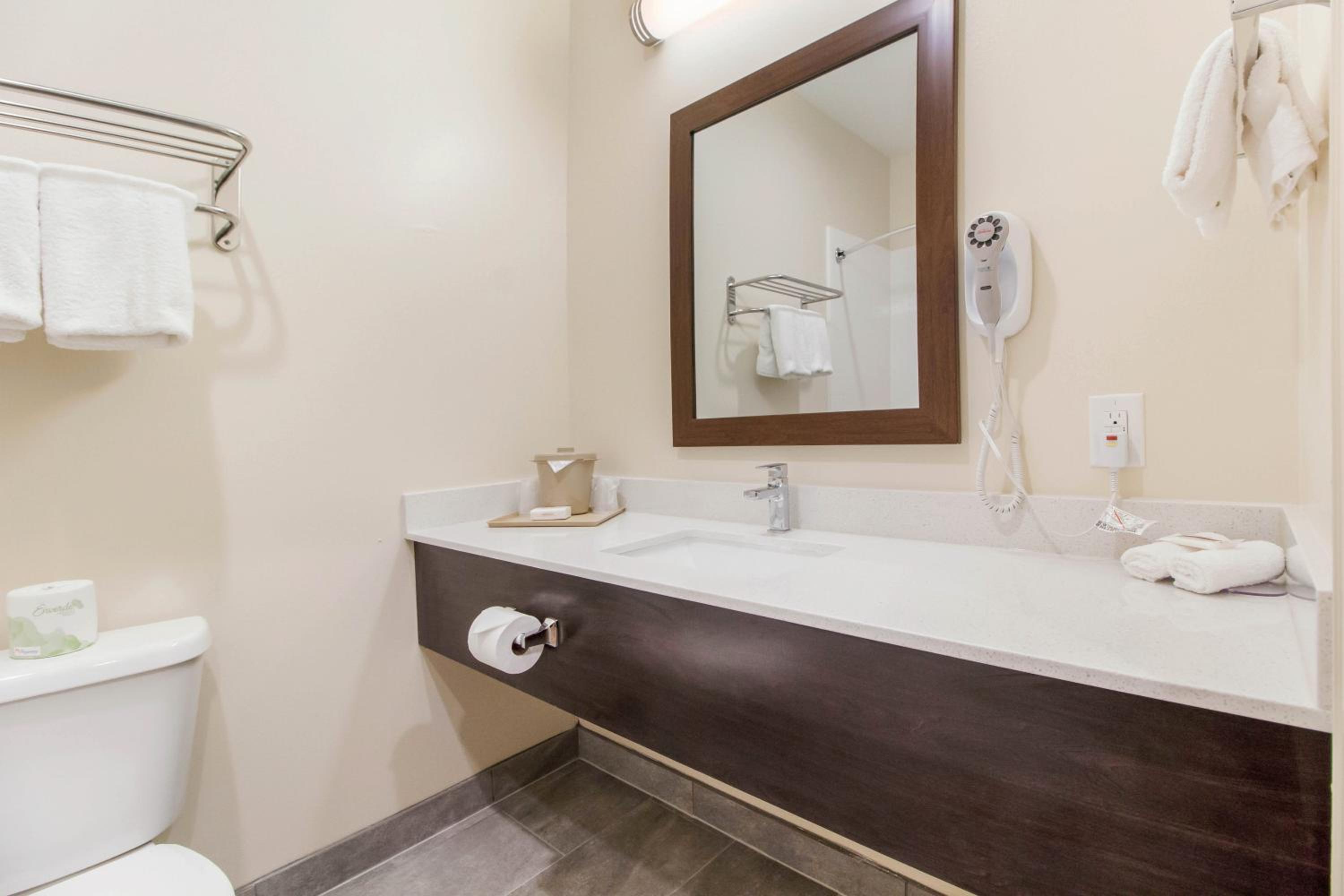 Deluxe Room with Two Queen Beds with Kitchenette Smoke Free - Photo 6