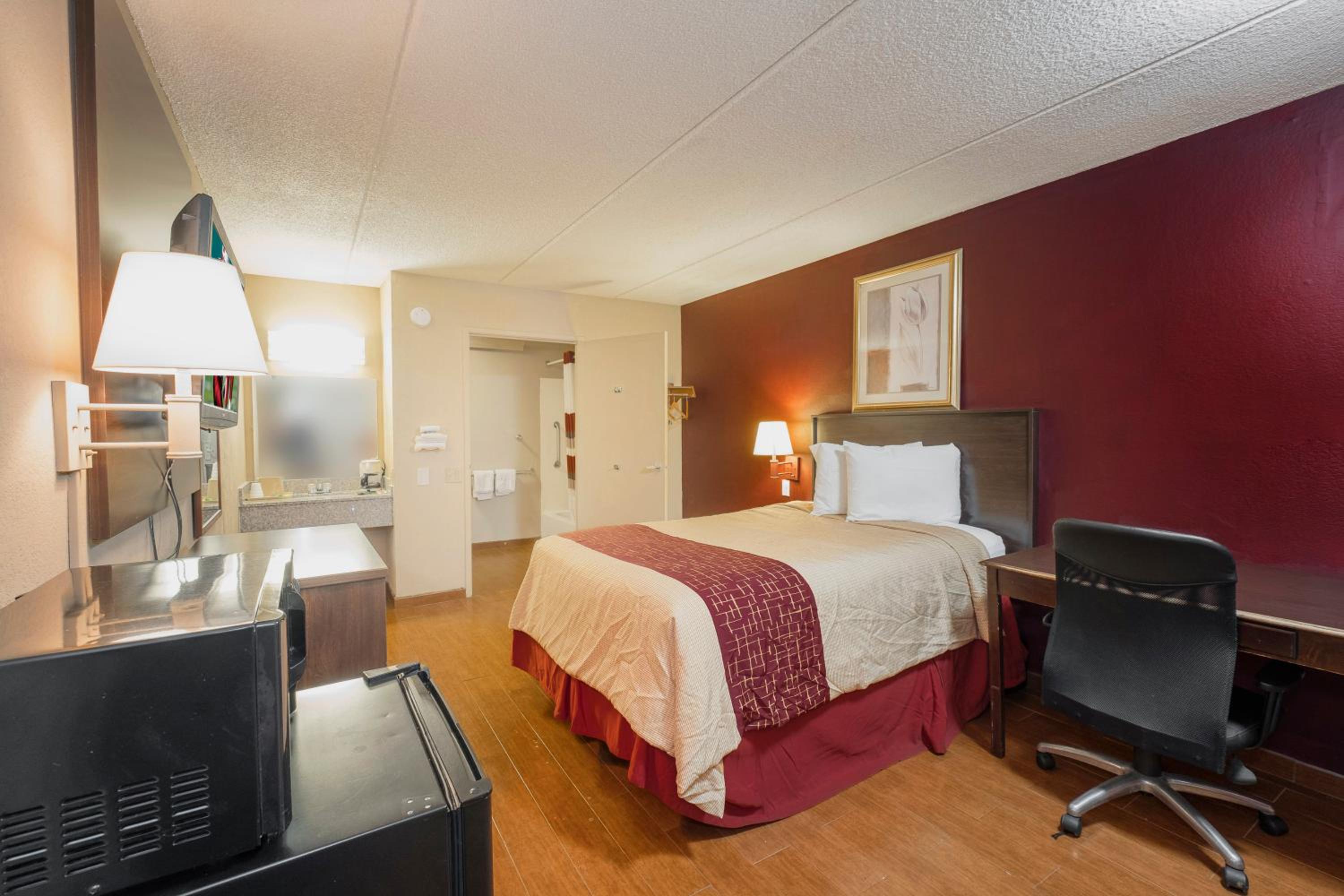 Deluxe King Room Disability Access Non-Smoking - Photo 1