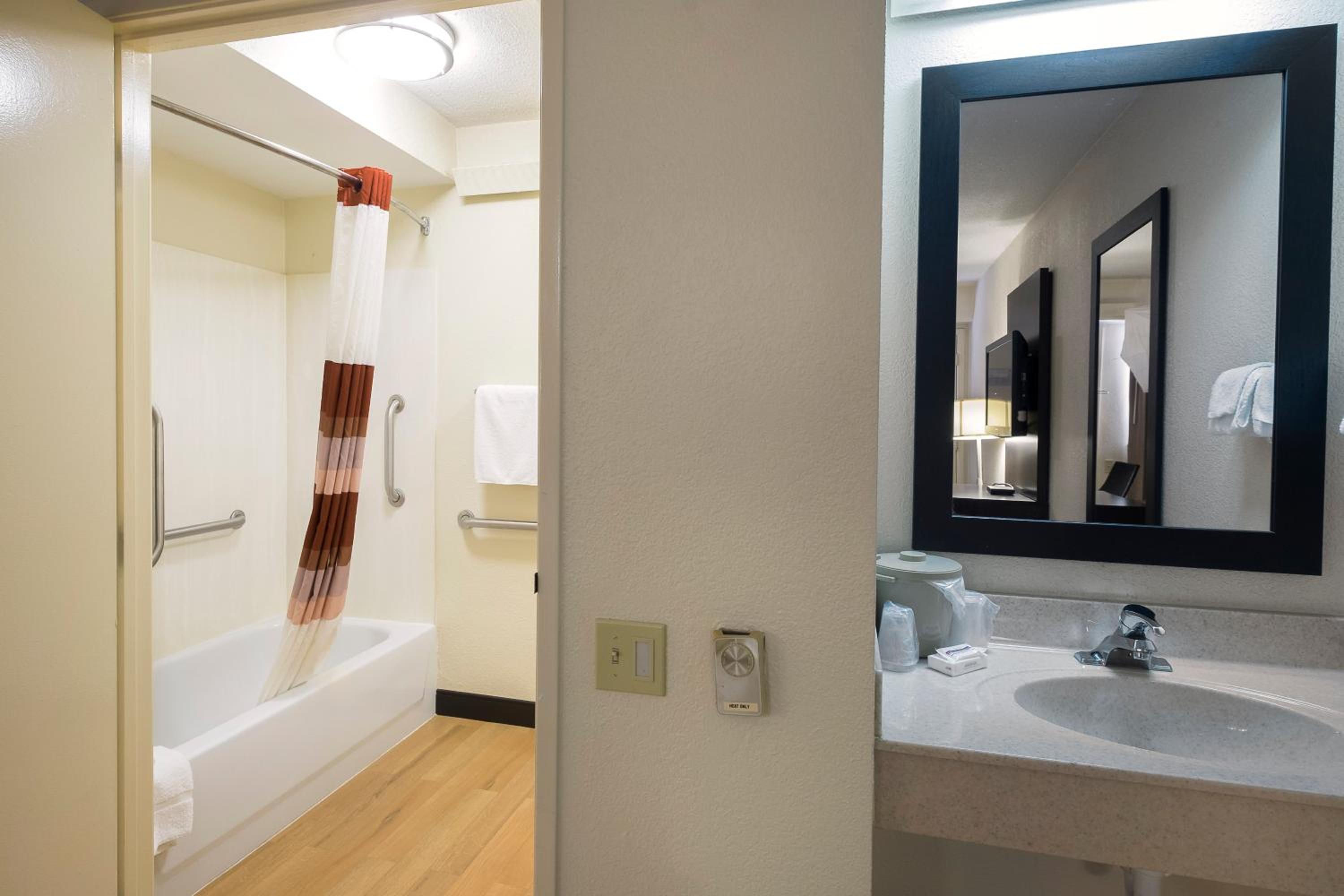 Standard King Room Disability Access Smoke Free - Photo 5