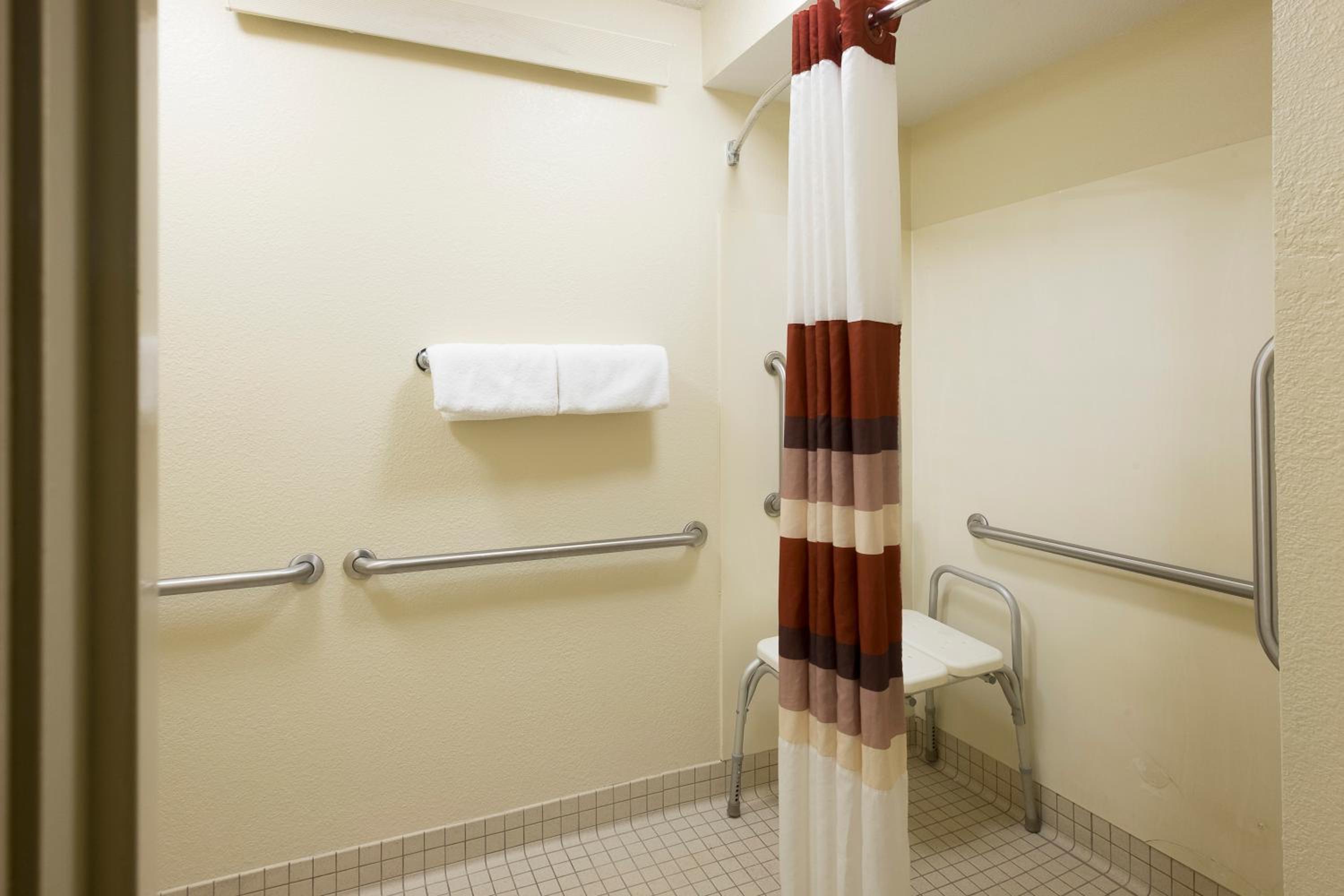 Standard King Room Disability Access Smoke Free - Photo 6