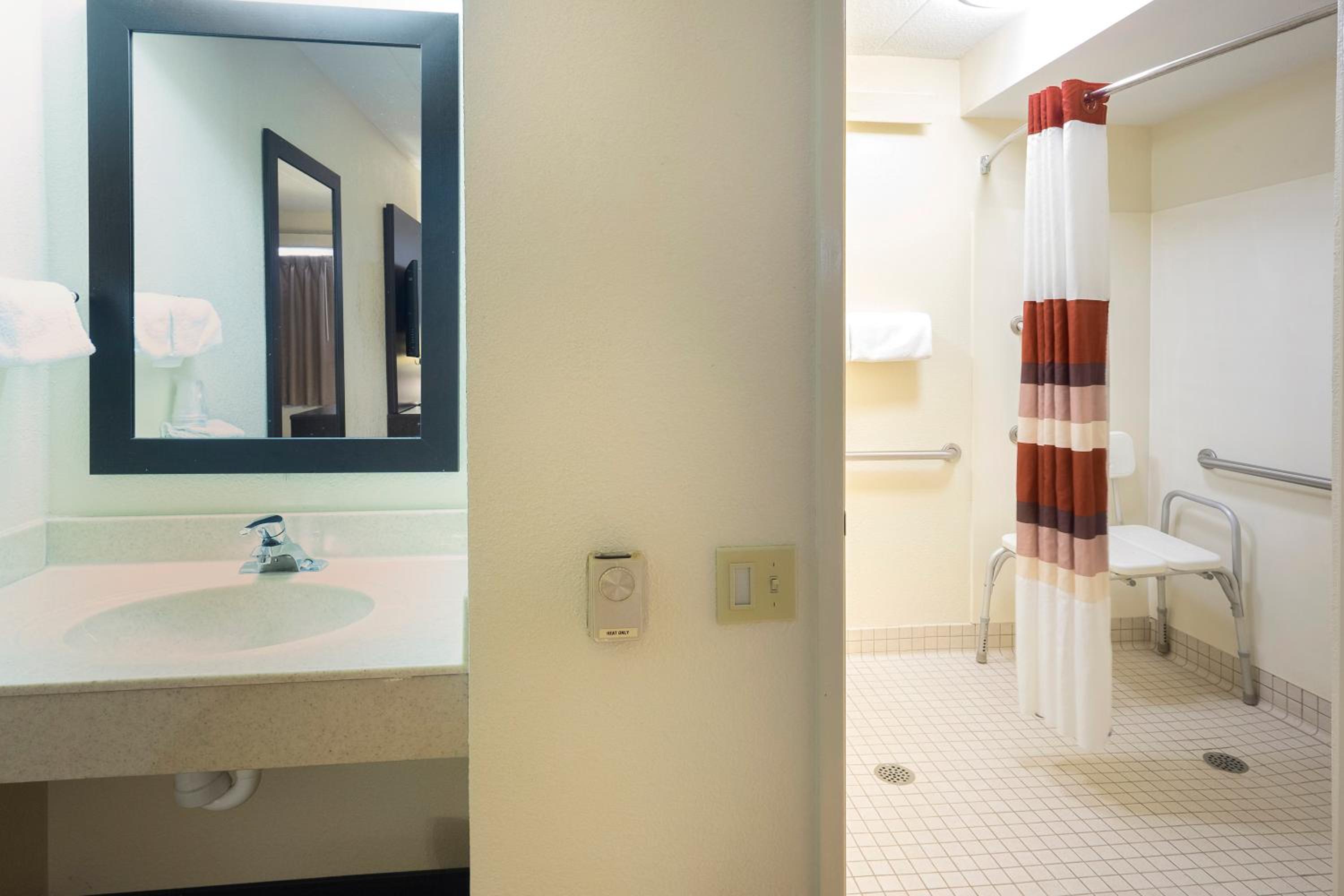 Standard King Room Disability Access Smoke Free - Photo 2