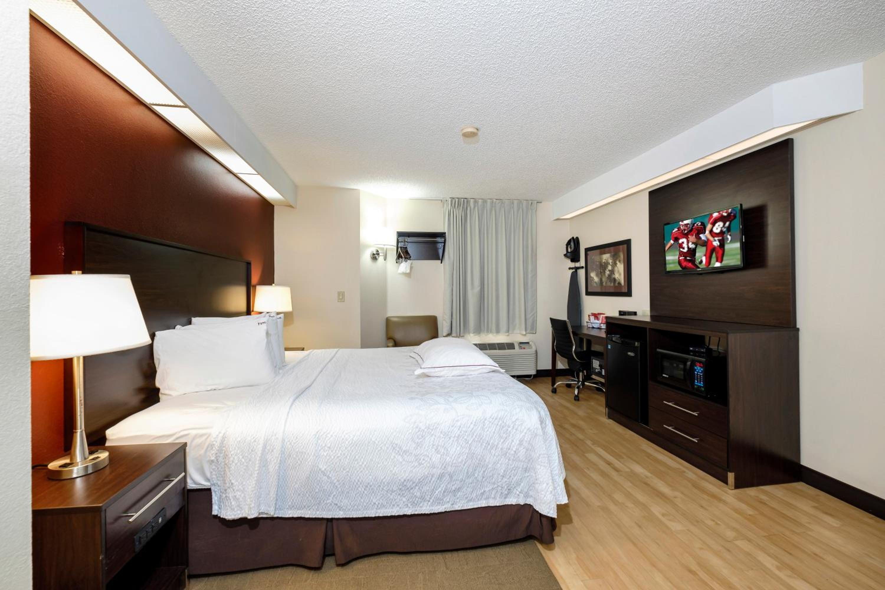Premium King Room Pool Side Smoke Free - Photo 9
