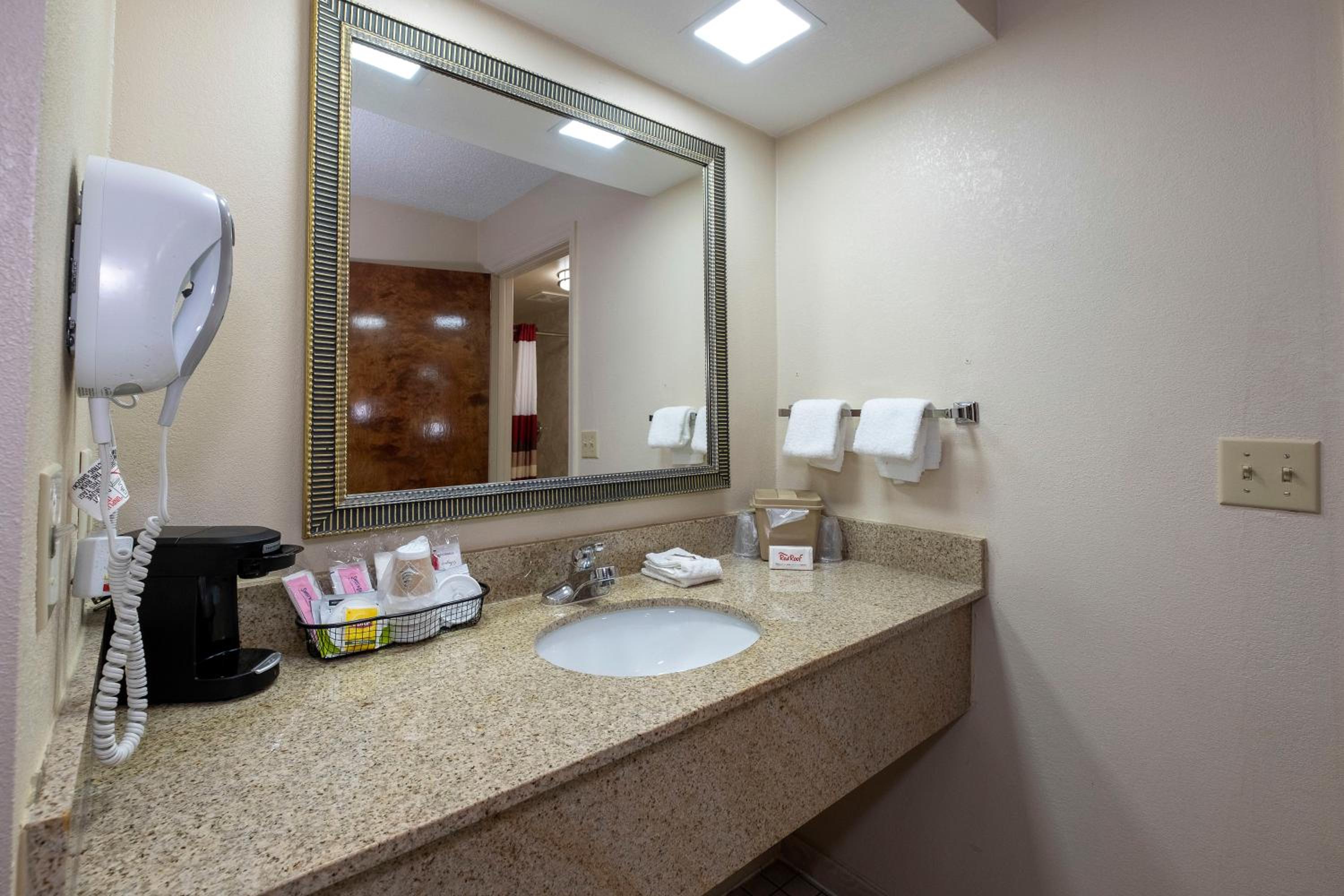 Deluxe Room with Two Double Beds Smoking - Photo 4