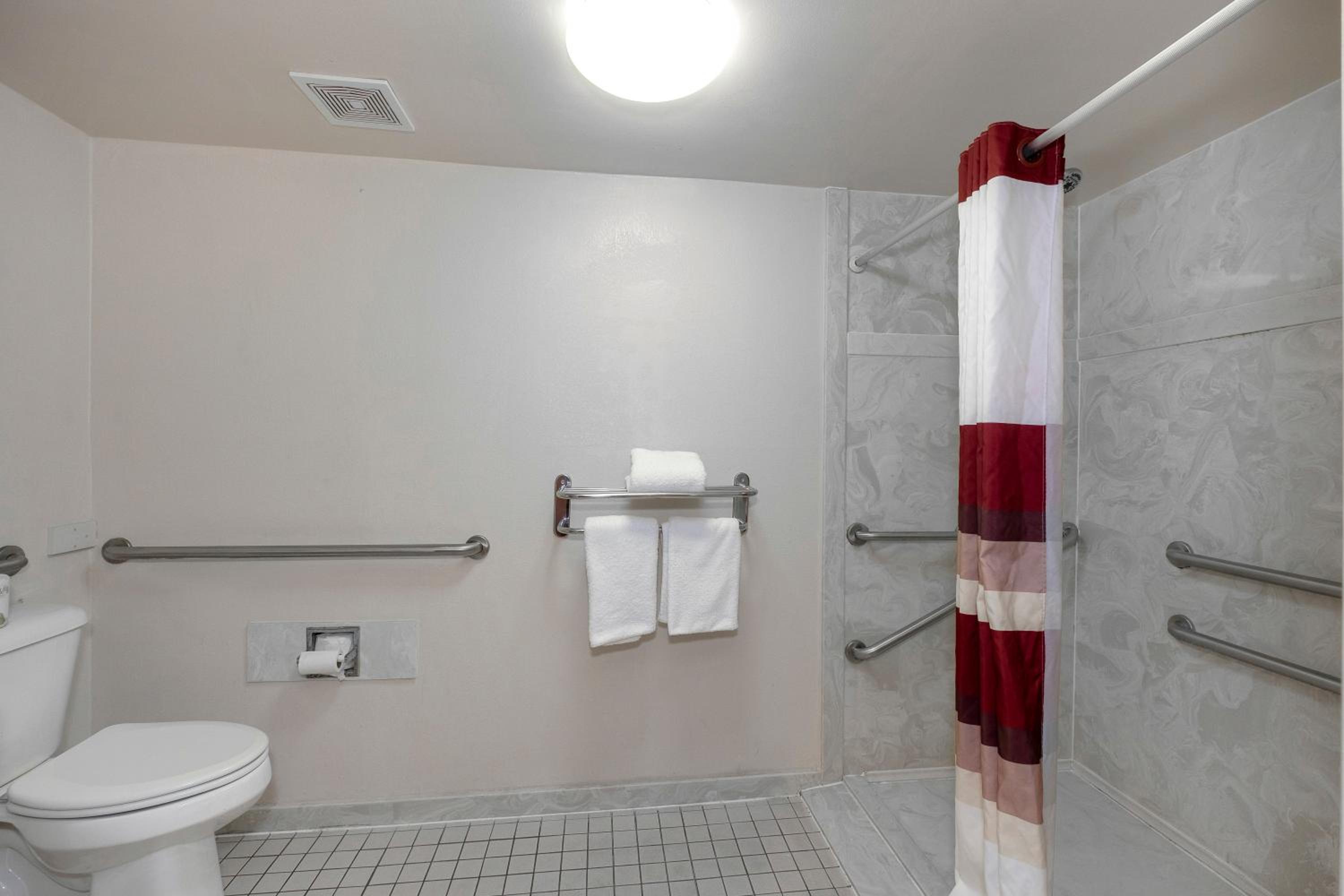 Deluxe King Room Disability Access Roll-In Shower Non-Smoking - Photo 8