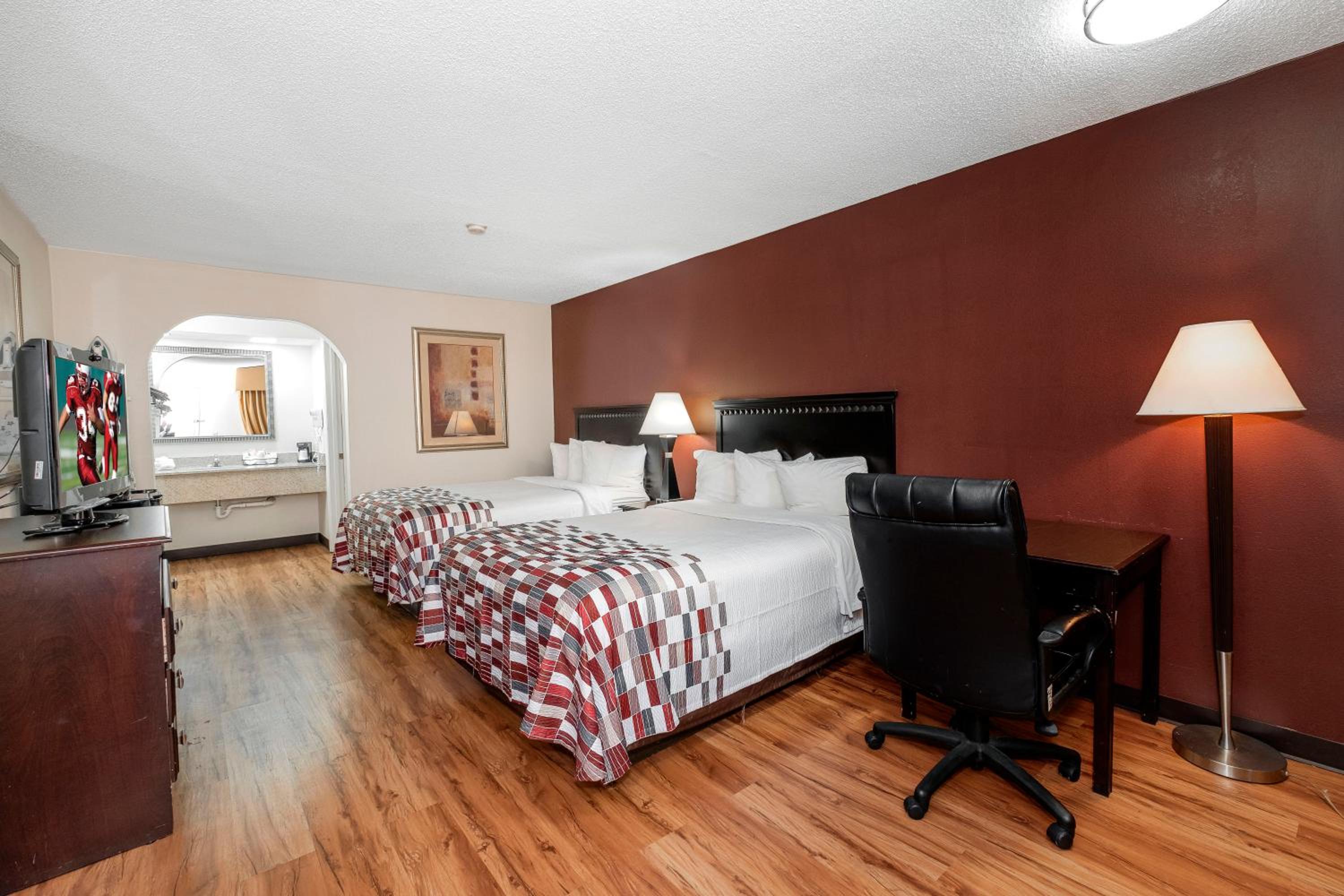 Deluxe Room with Two Double Beds Smoking - Photo 6
