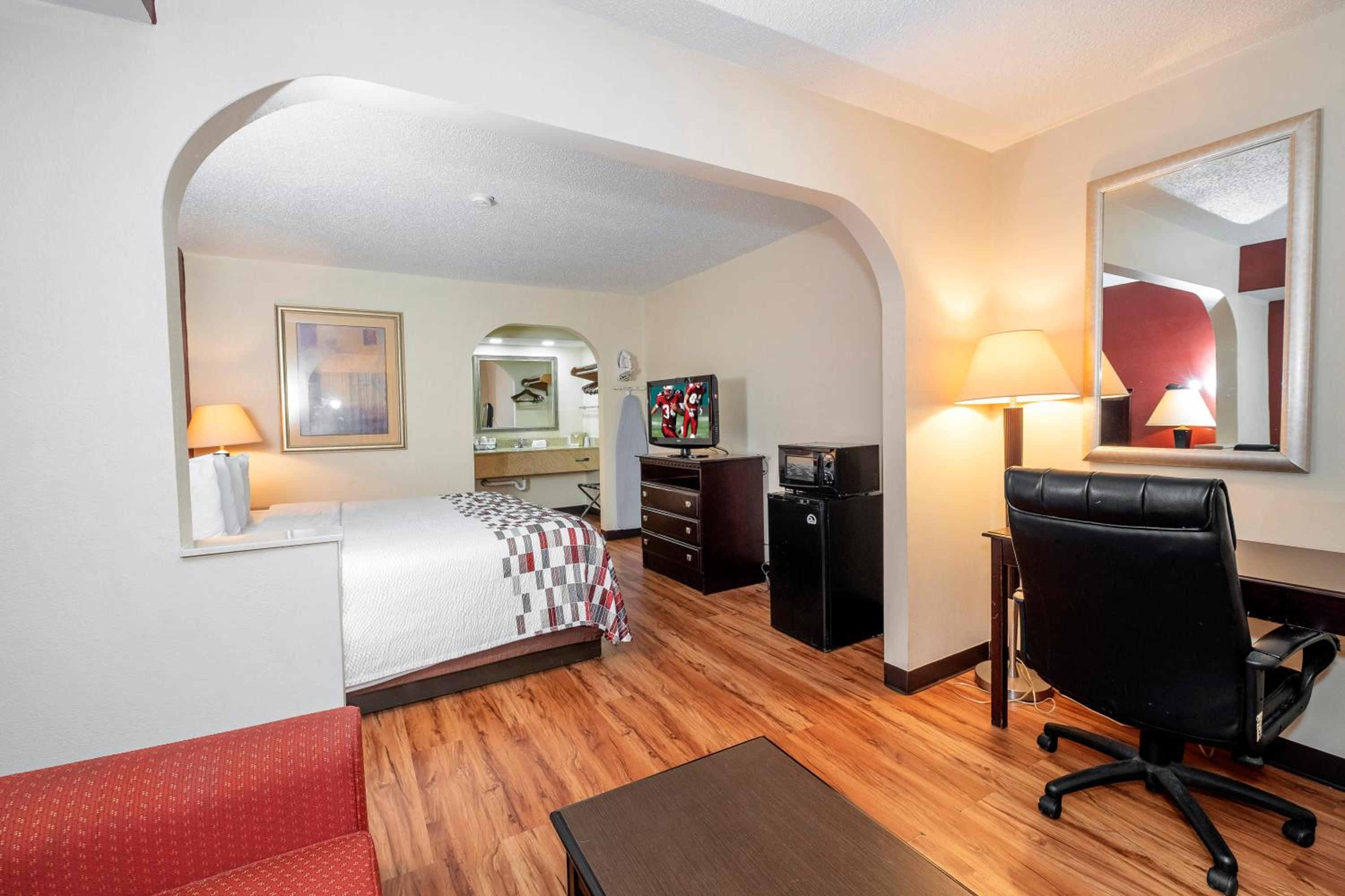 Suite King Room Smoking - Photo 6