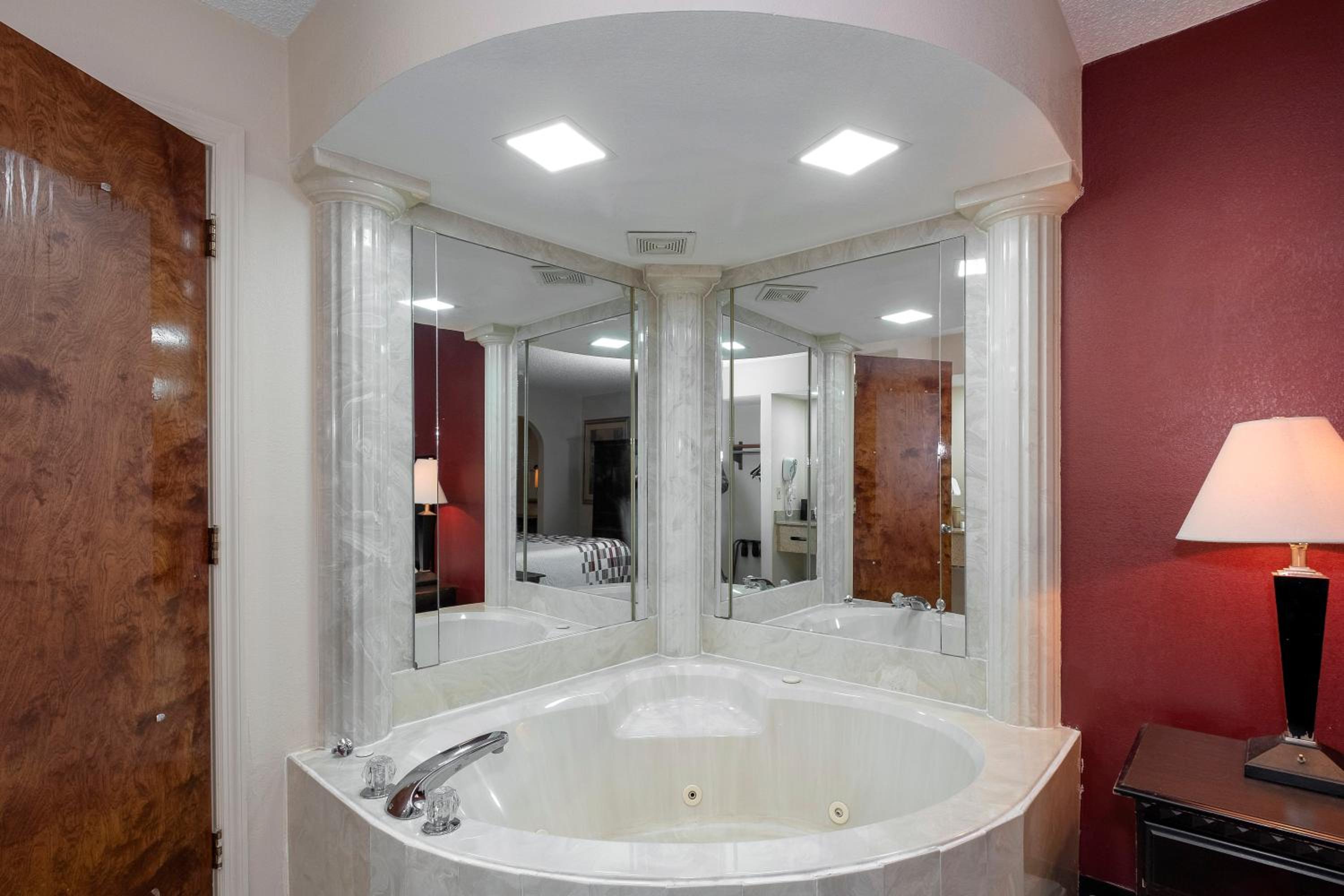  Suite King with Spa Bath Non-Smoking - Photo 5