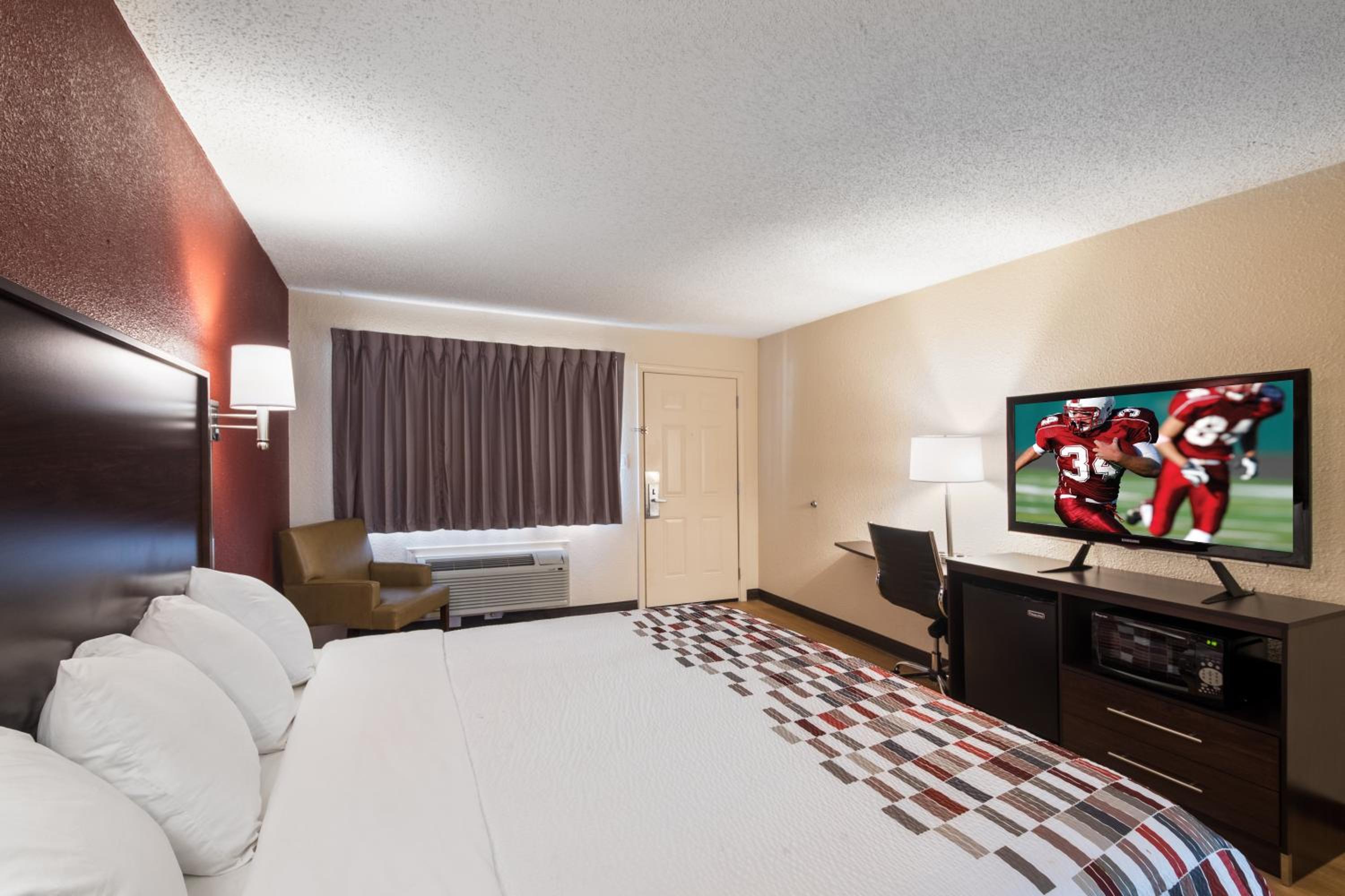 Deluxe King Room - Disability Access / Non-Smoking photo 1