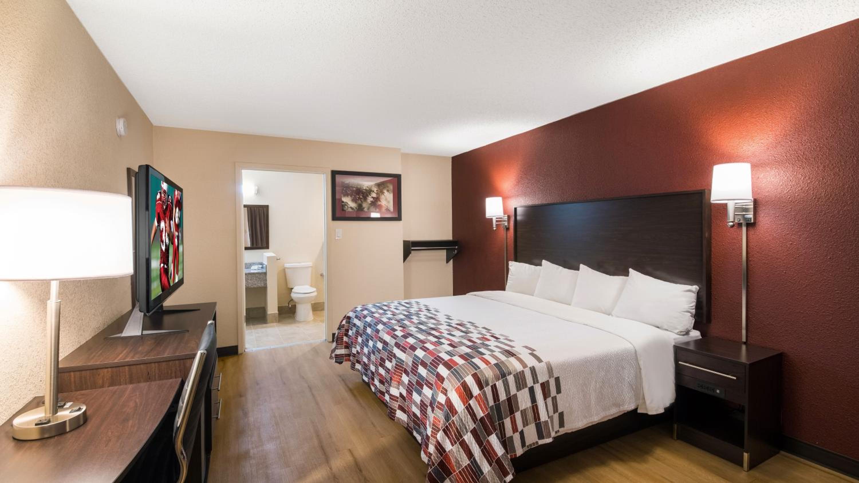 Deluxe King Room - Disability Access / Non-Smoking photo 3