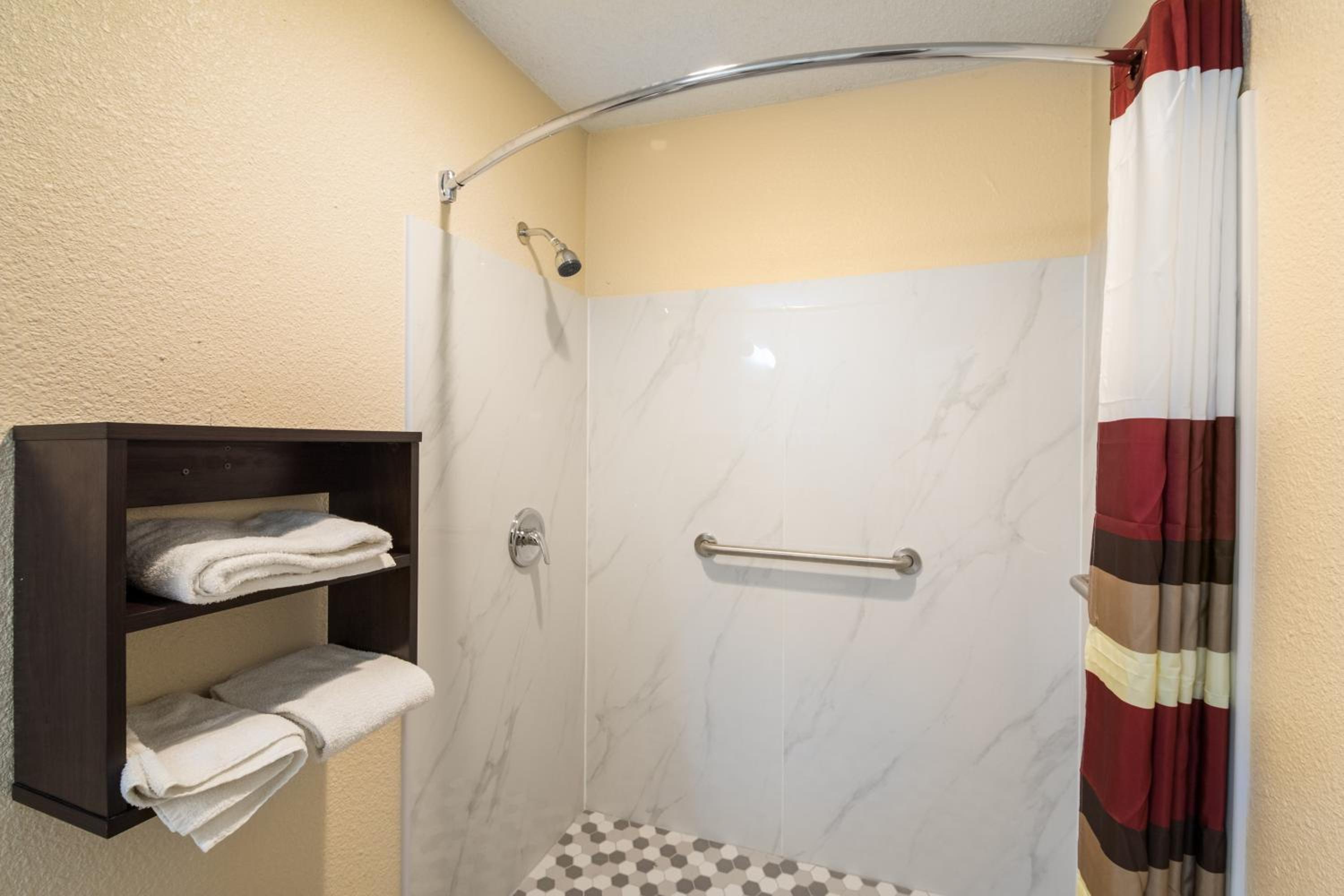 Deluxe King Room - Disability Access / Non-Smoking photo 2