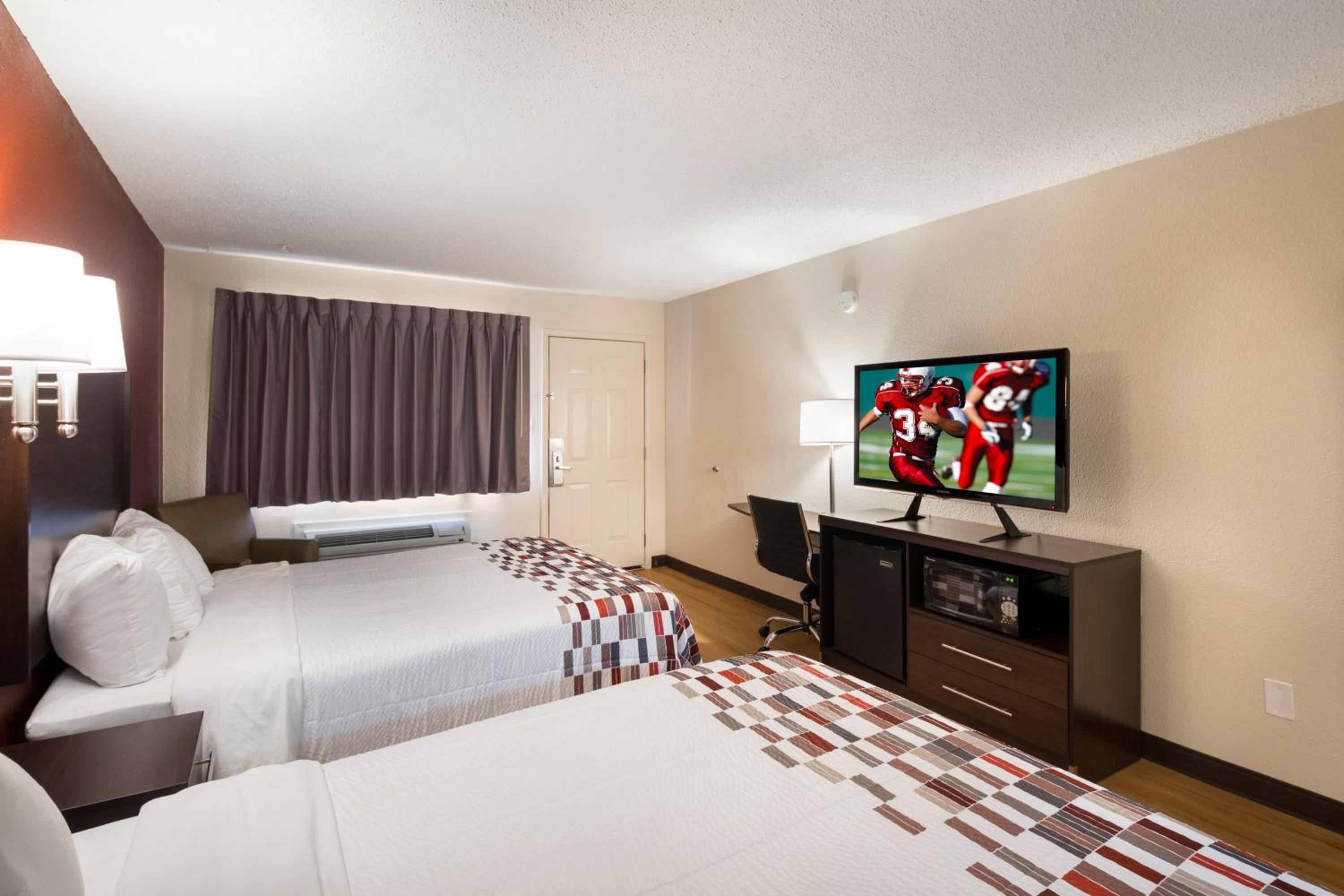 Deluxe Queen Room with Two Queen Beds - Non-Smoking photo 3
