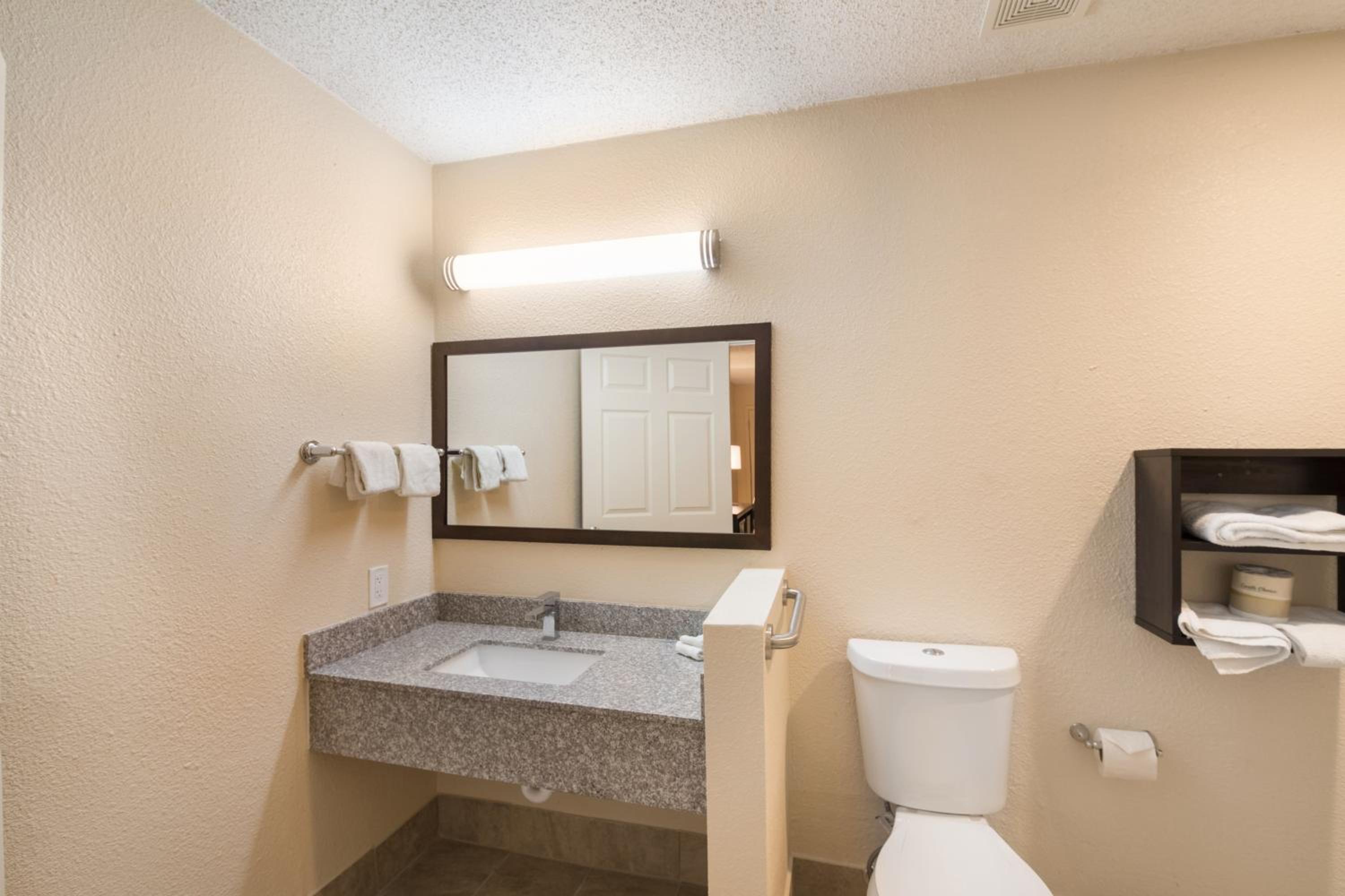 Deluxe Queen Room with Two Queen Beds - Disability Access / Non-Smoking photo 3