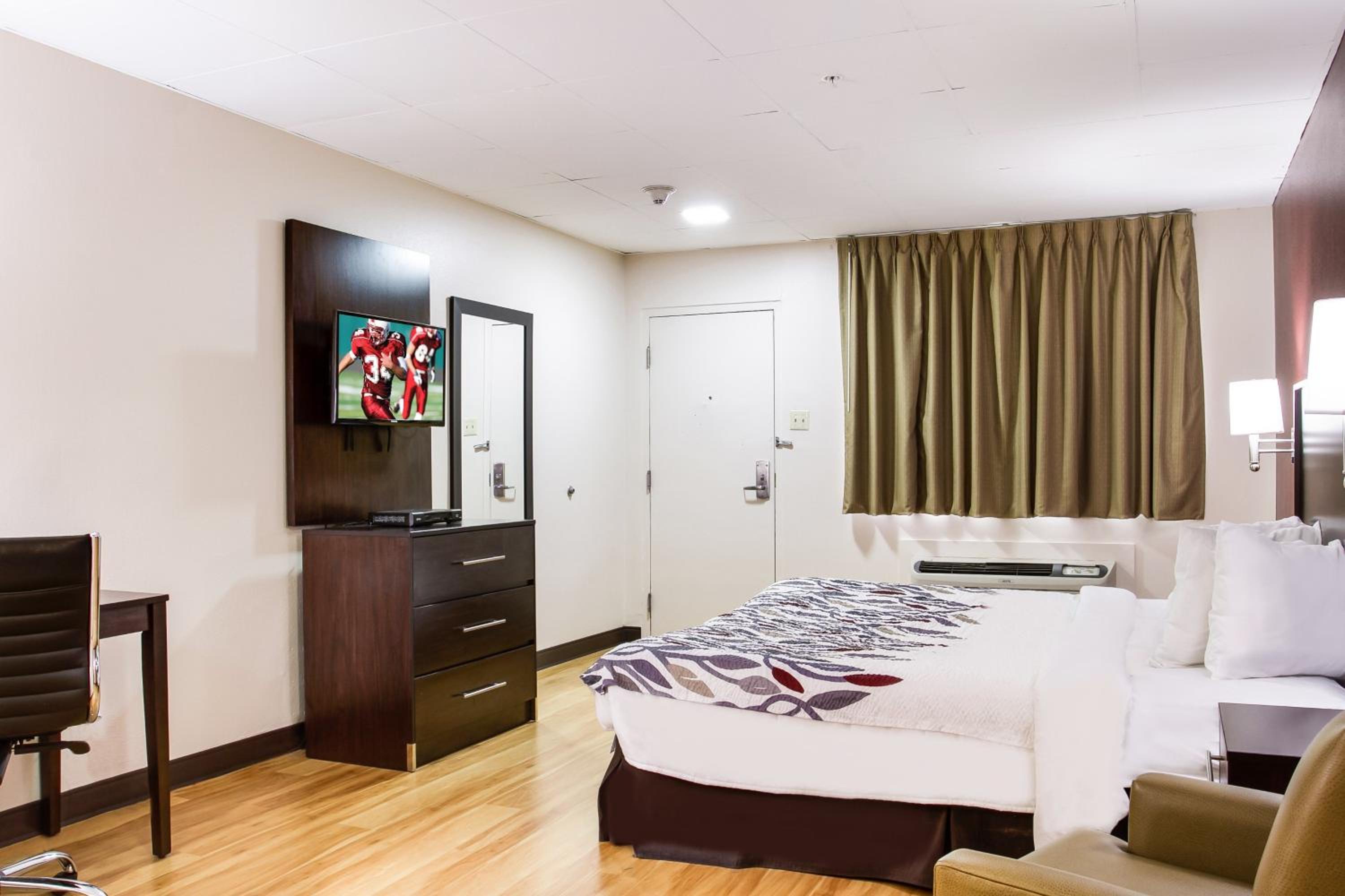 Deluxe Room with One Queen Bed Non-Smoking photo 1