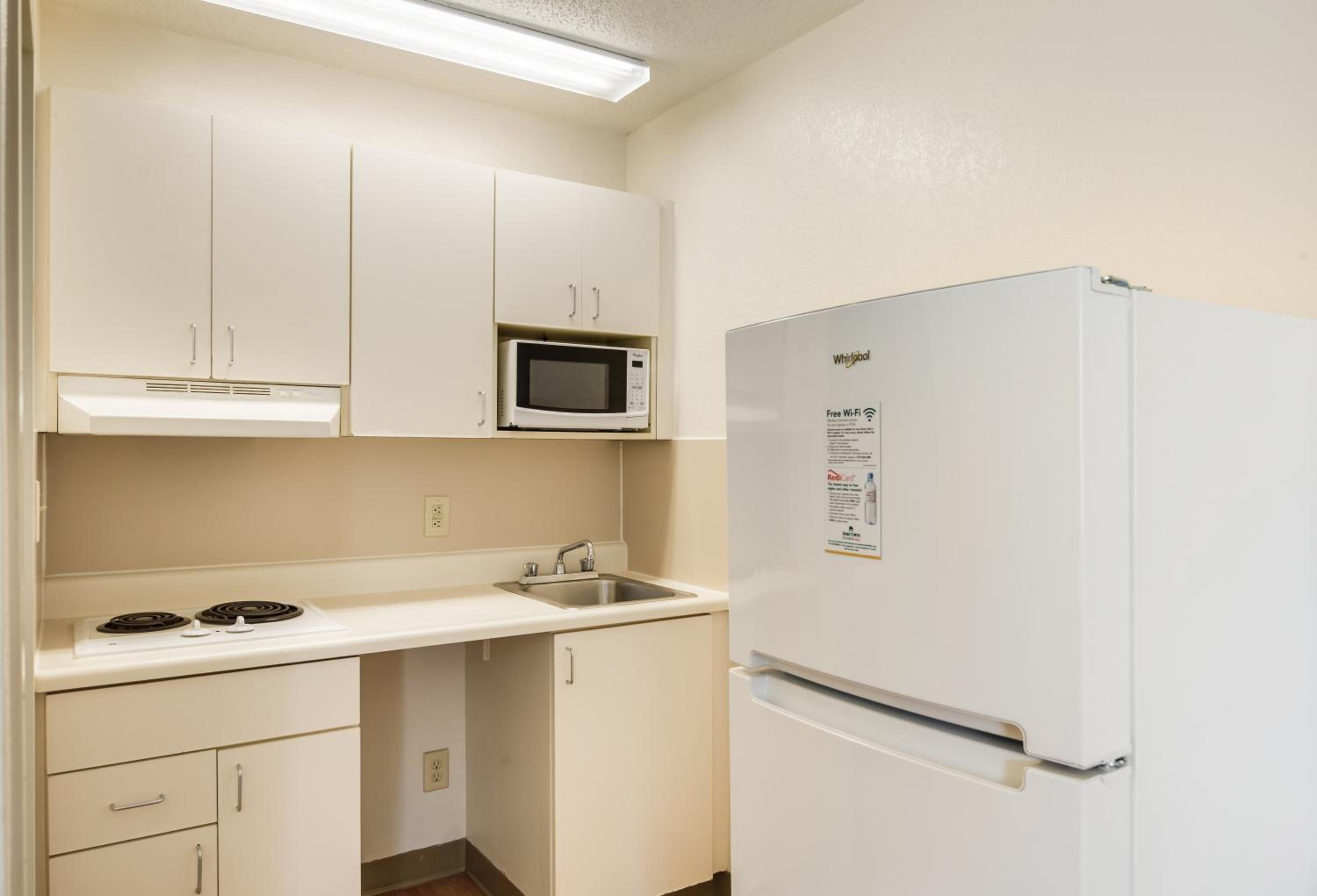 Studio Queen Room Disability Access Non-Smoking - Photo 4