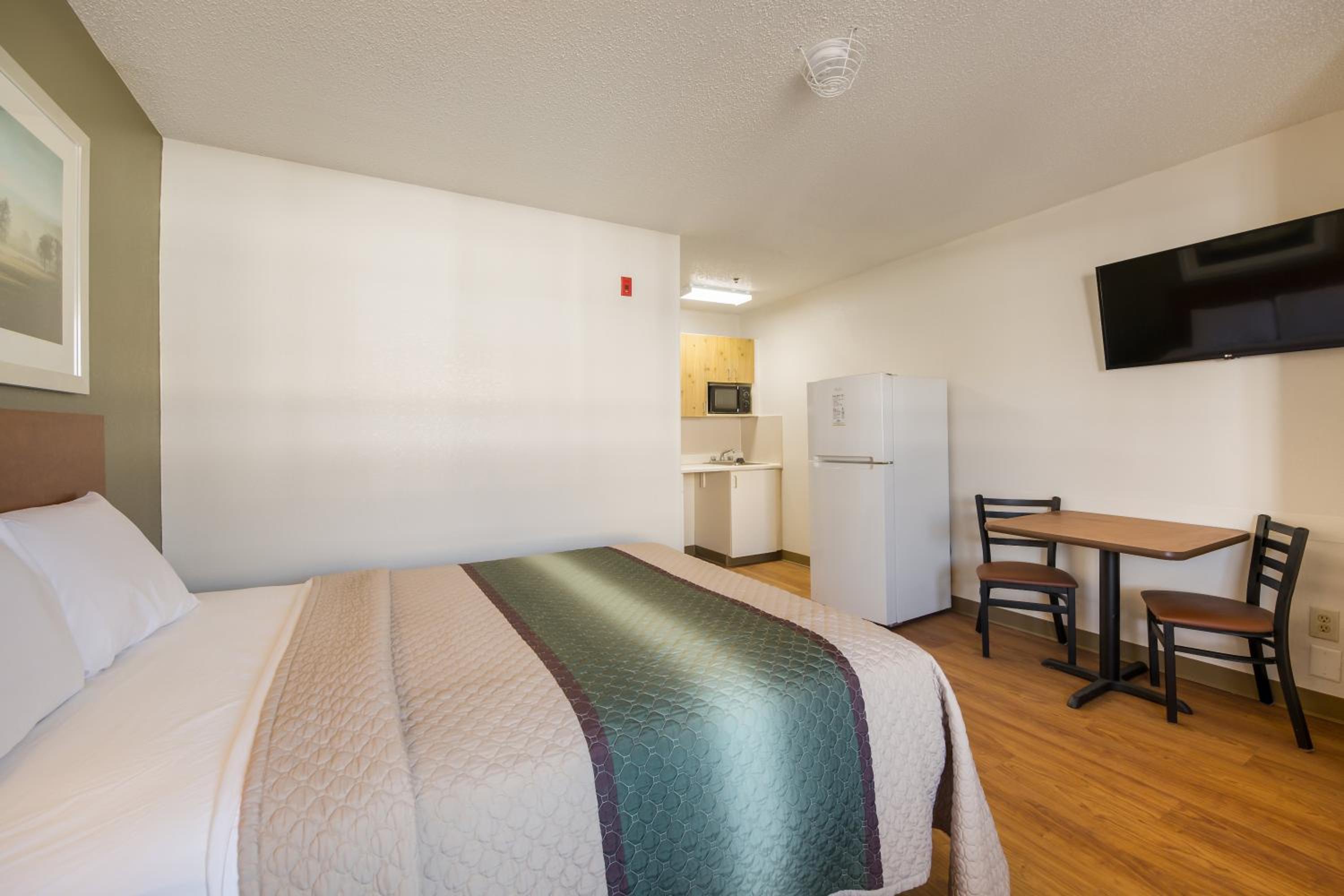 Studio Queen Room Disability Access Non-Smoking - Photo 2