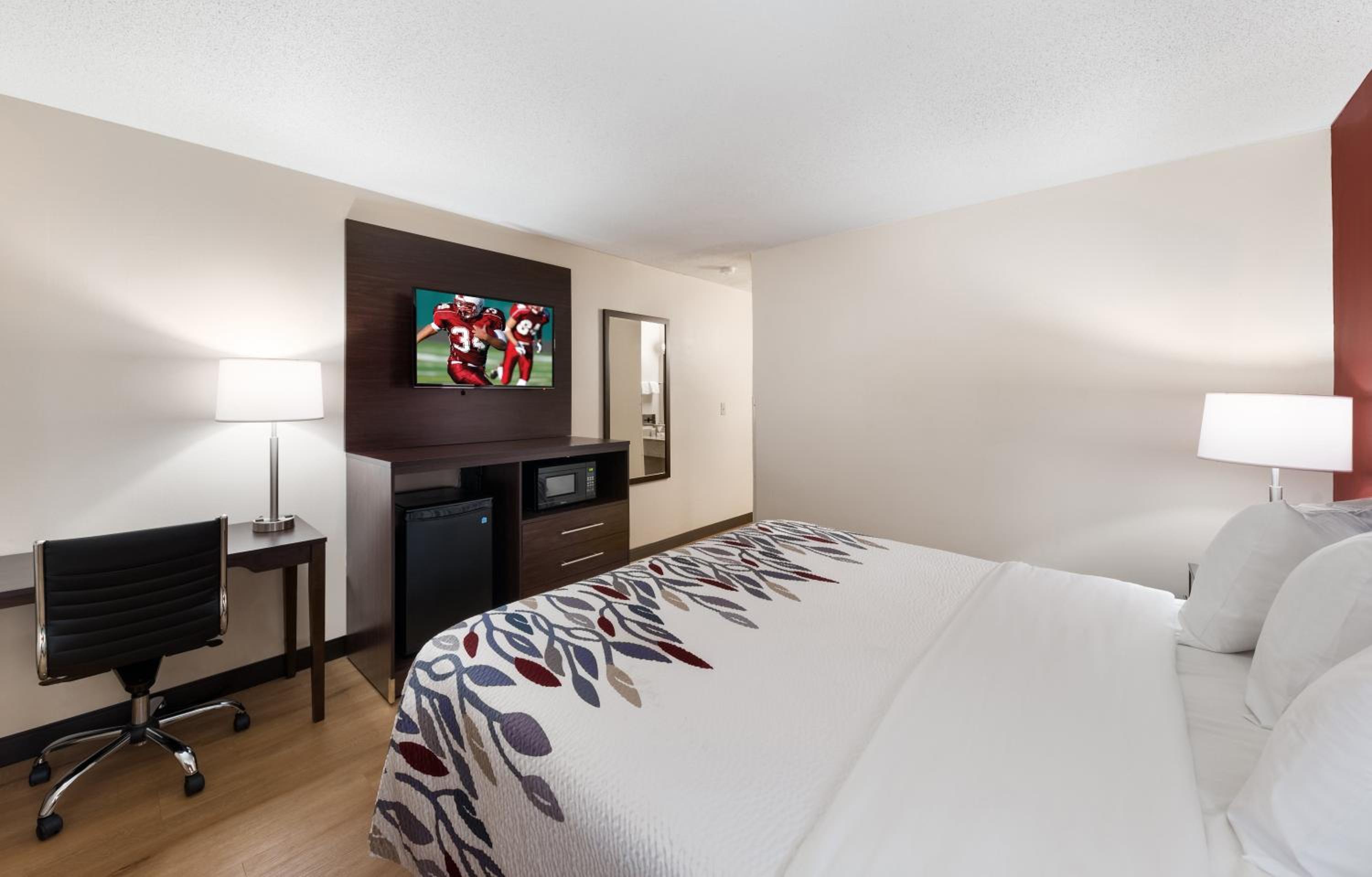 Deluxe Room with One Queen Bed Disability Access Non-Smoking - Photo 2