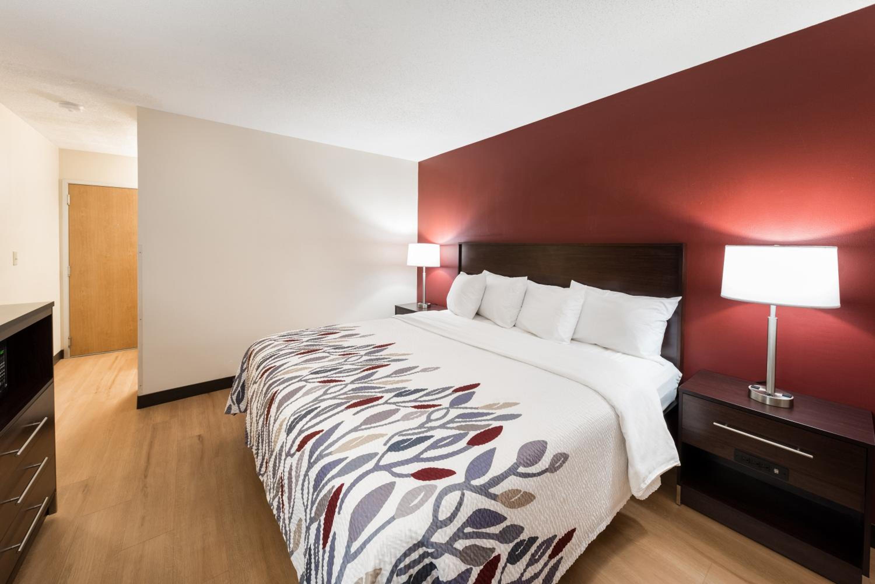 Deluxe Room with One Queen Bed Disability Access Non-Smoking - Photo 4