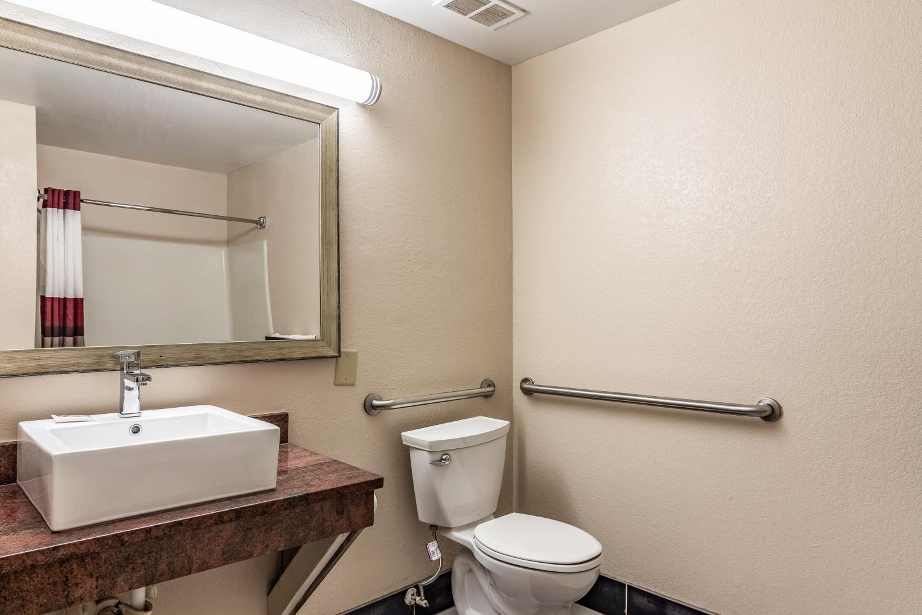 Superior King Room Disability Access Smoke Free - Photo 4