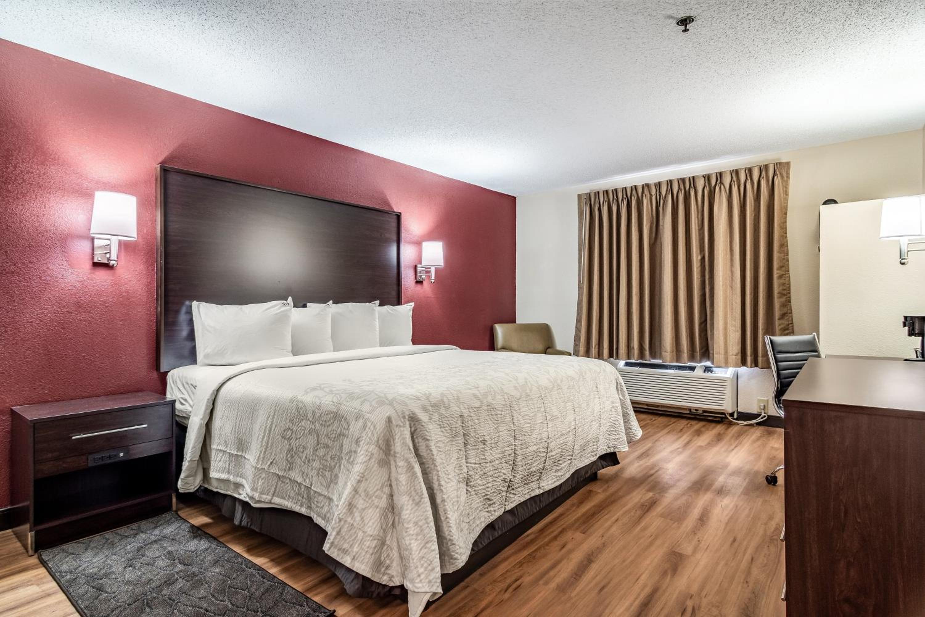 Superior King Room Disability Access Smoke Free - Photo 6