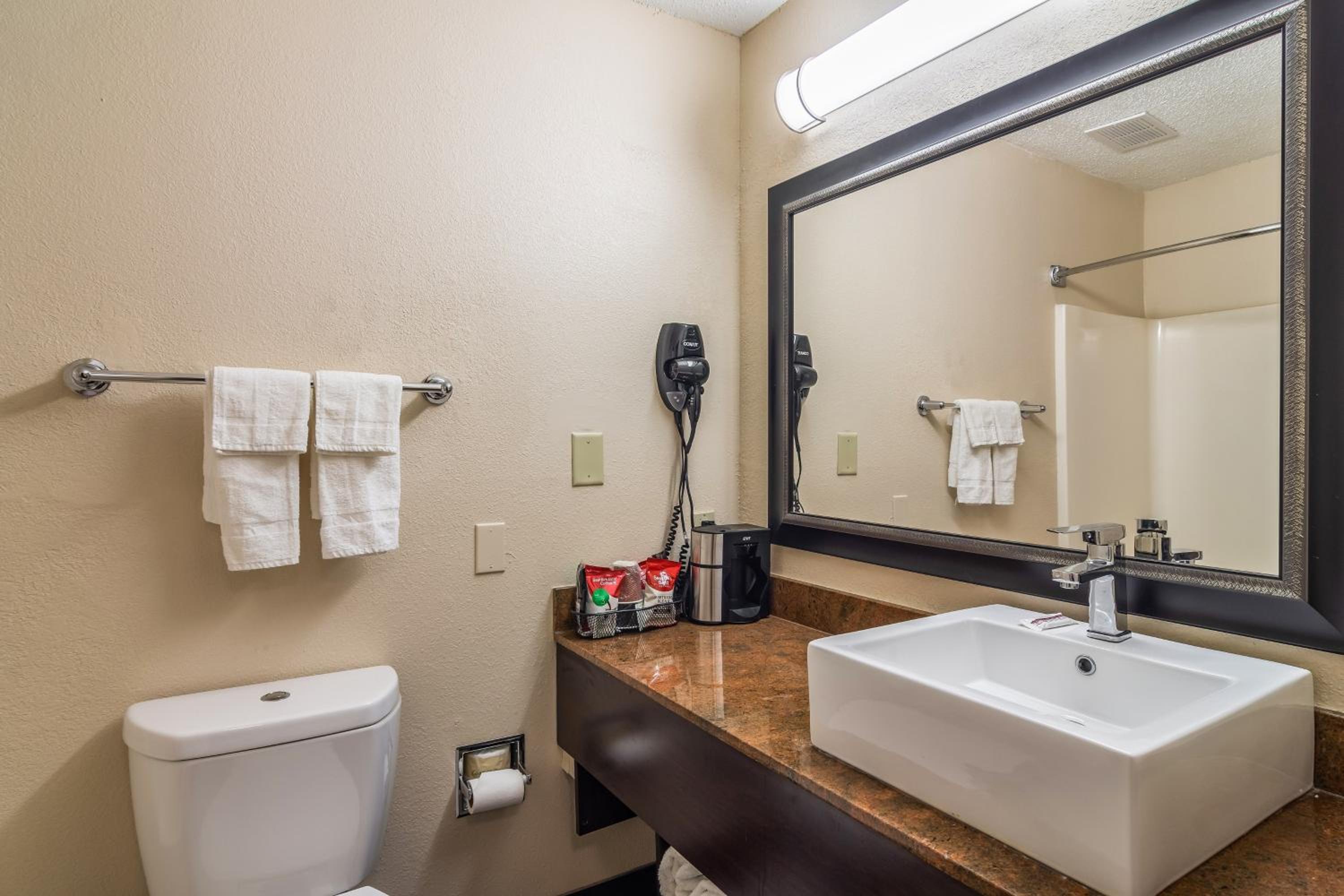 Premium King Room Smoke Free (Upgraded Bedding and Snack Box) - Photo 3