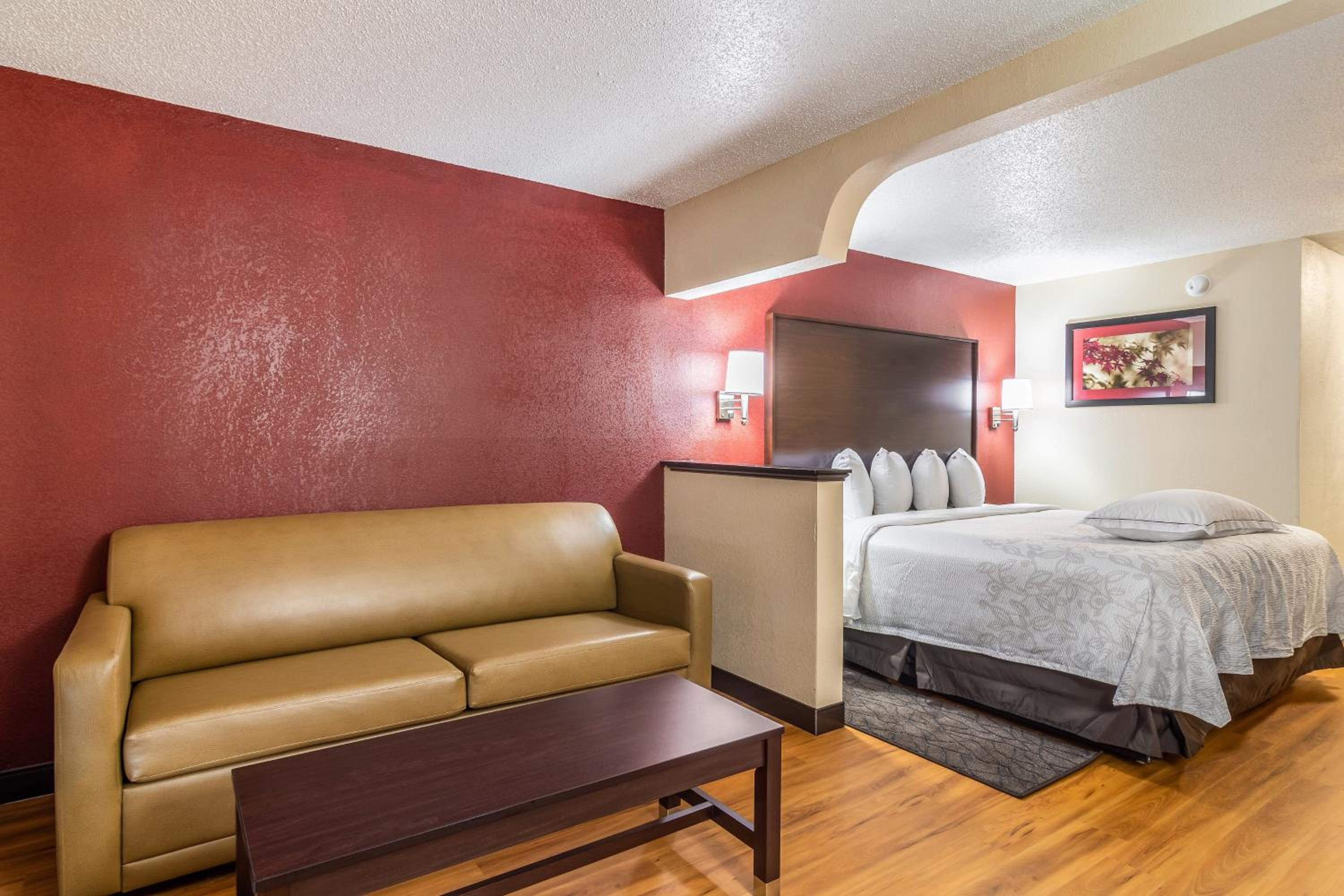 Premium King Room Smoke Free (Upgraded Bedding and Snack Box) - Photo 4