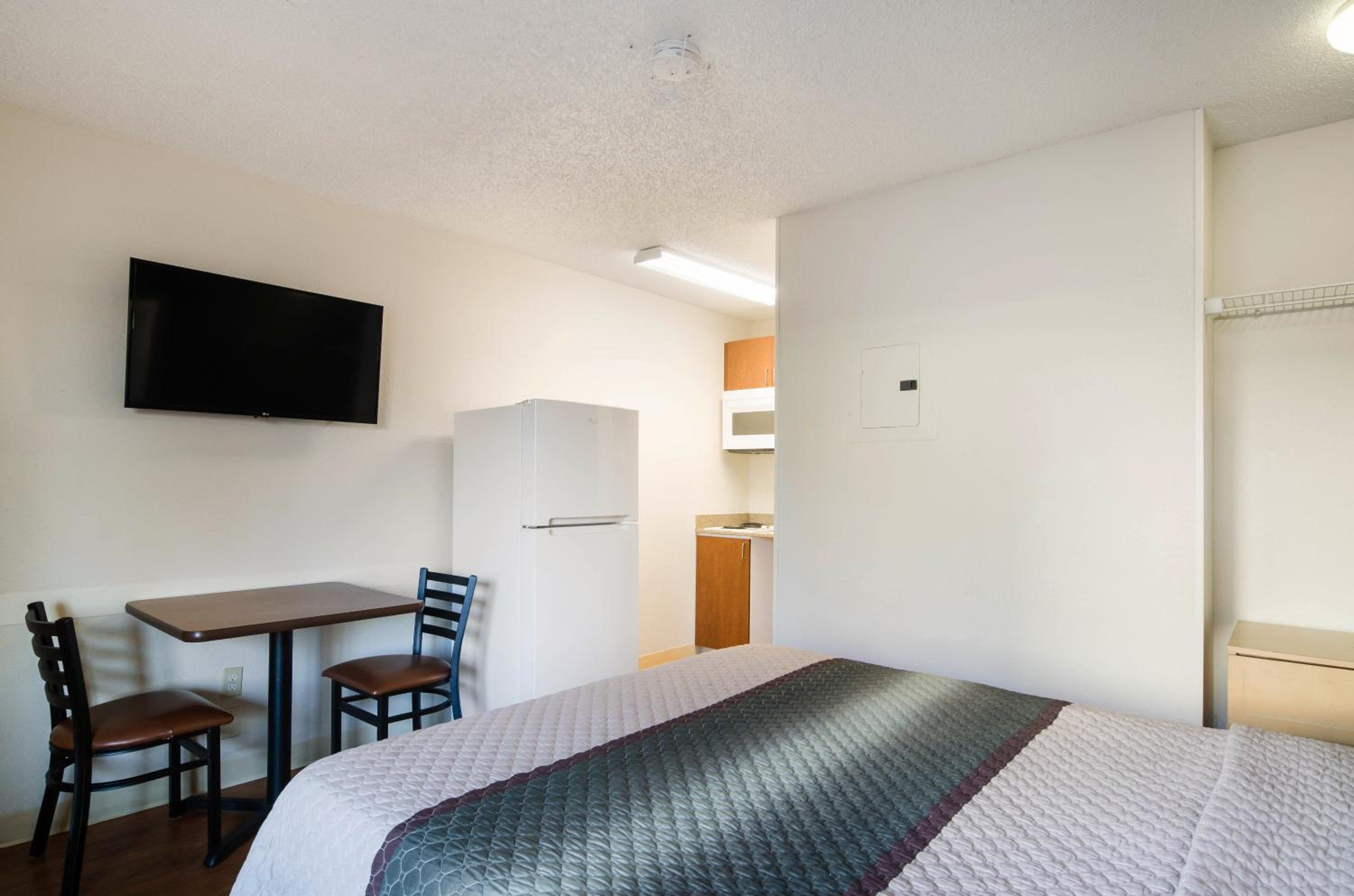 Studio Room with Two Queen Beds Non-Smoking       - Photo 6