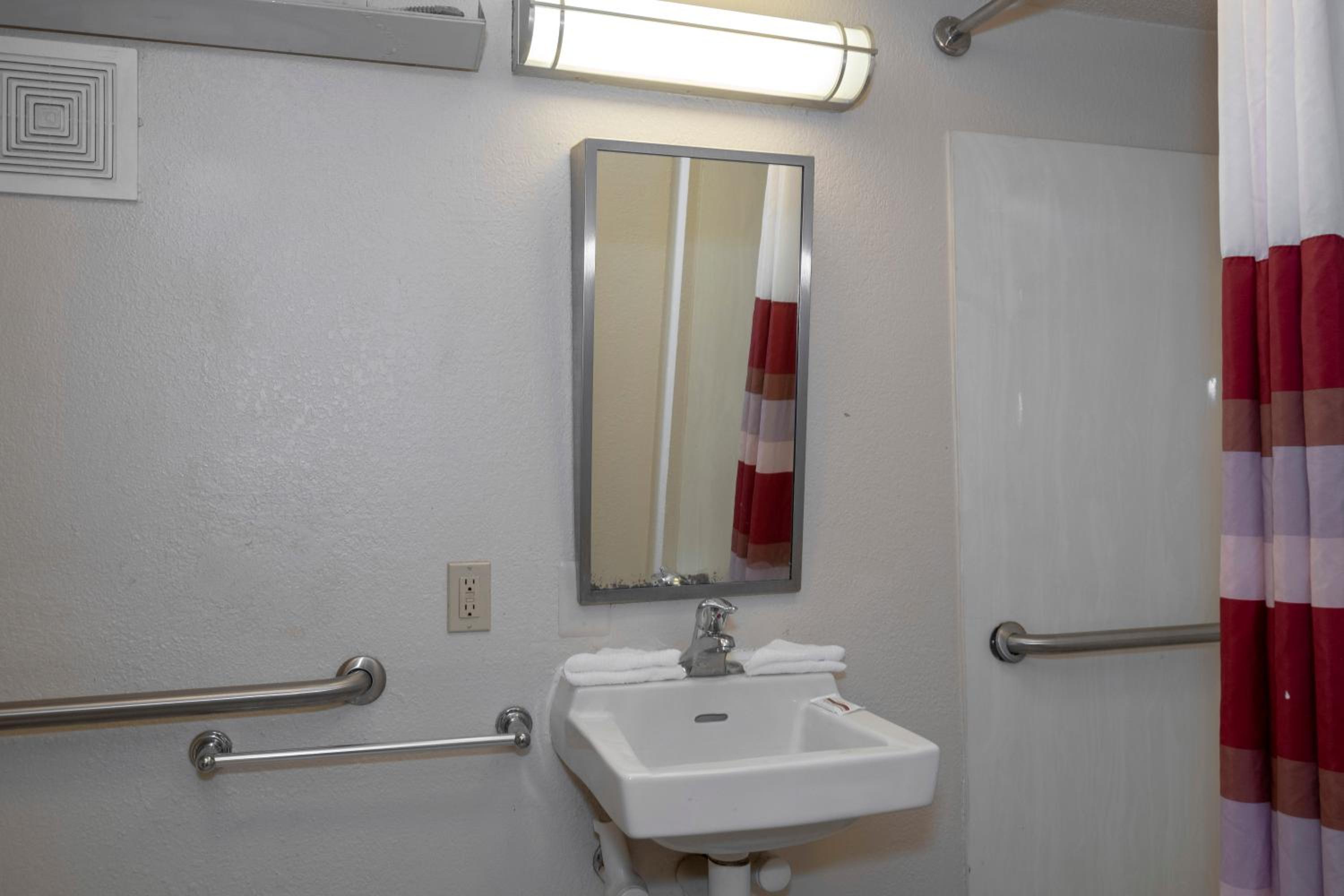 Standard King Room Disability Access Smoke Free photo 2