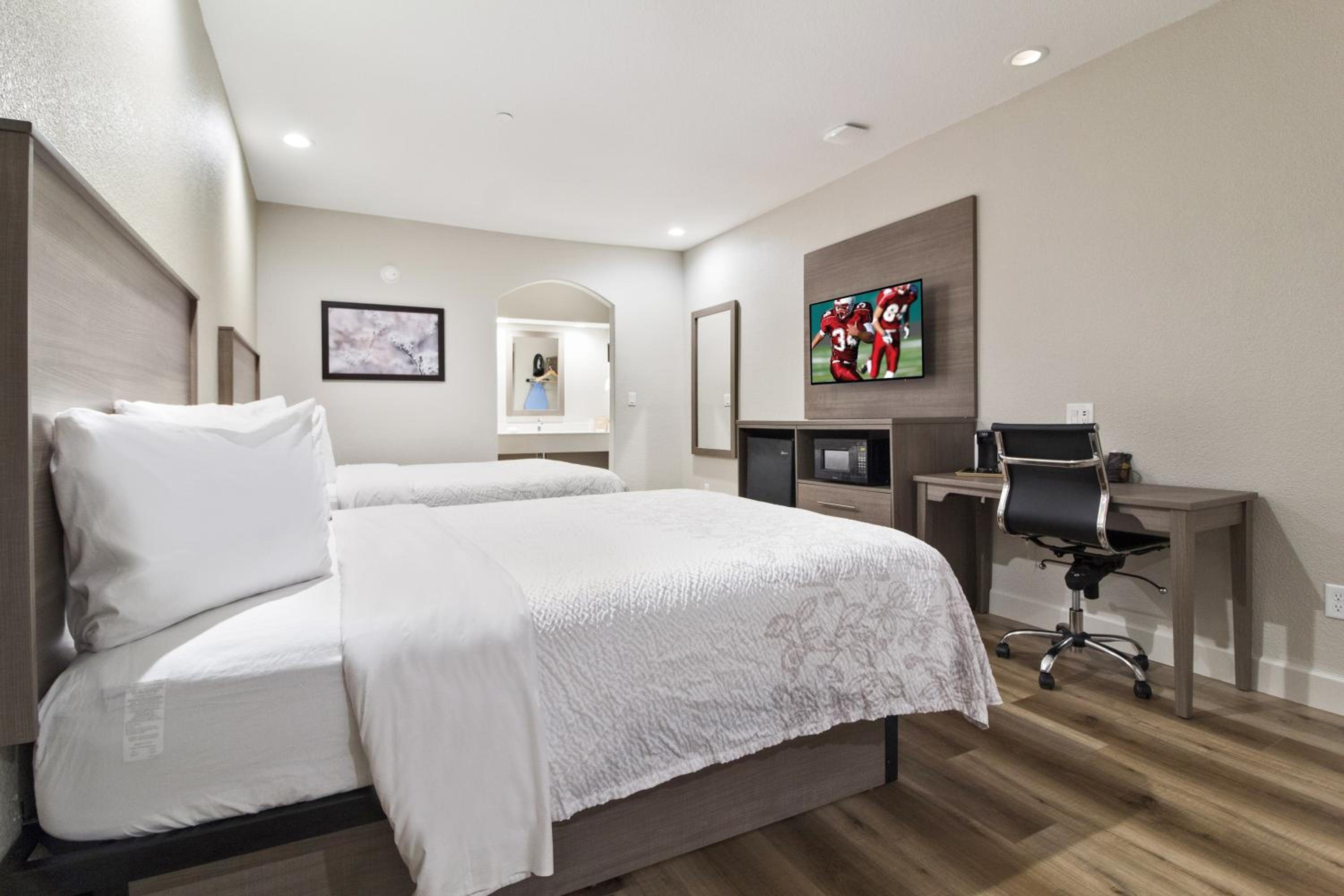 Premium Queen Room with Two Queen Beds Smoke Free - Photo 1