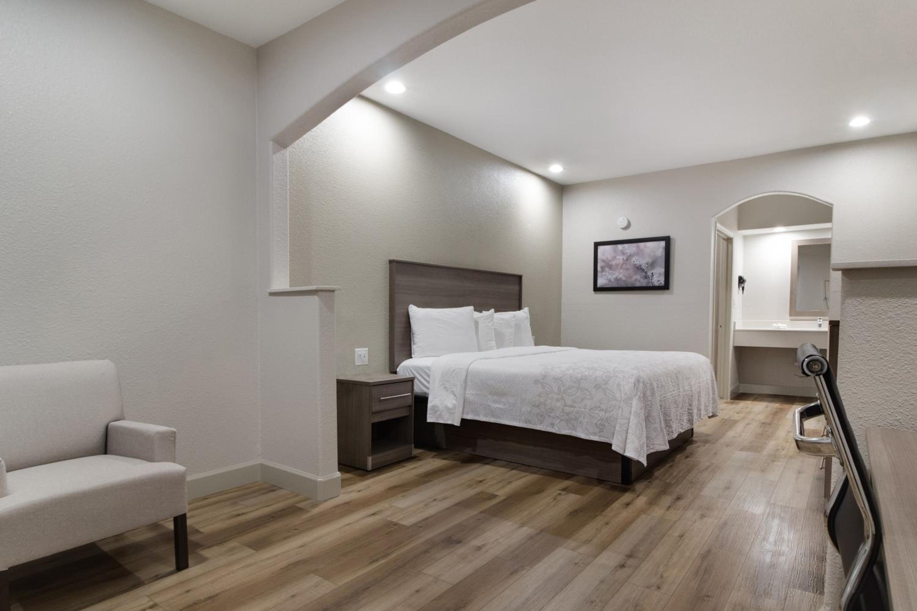 Premium King Room Smoke Free - Photo 3