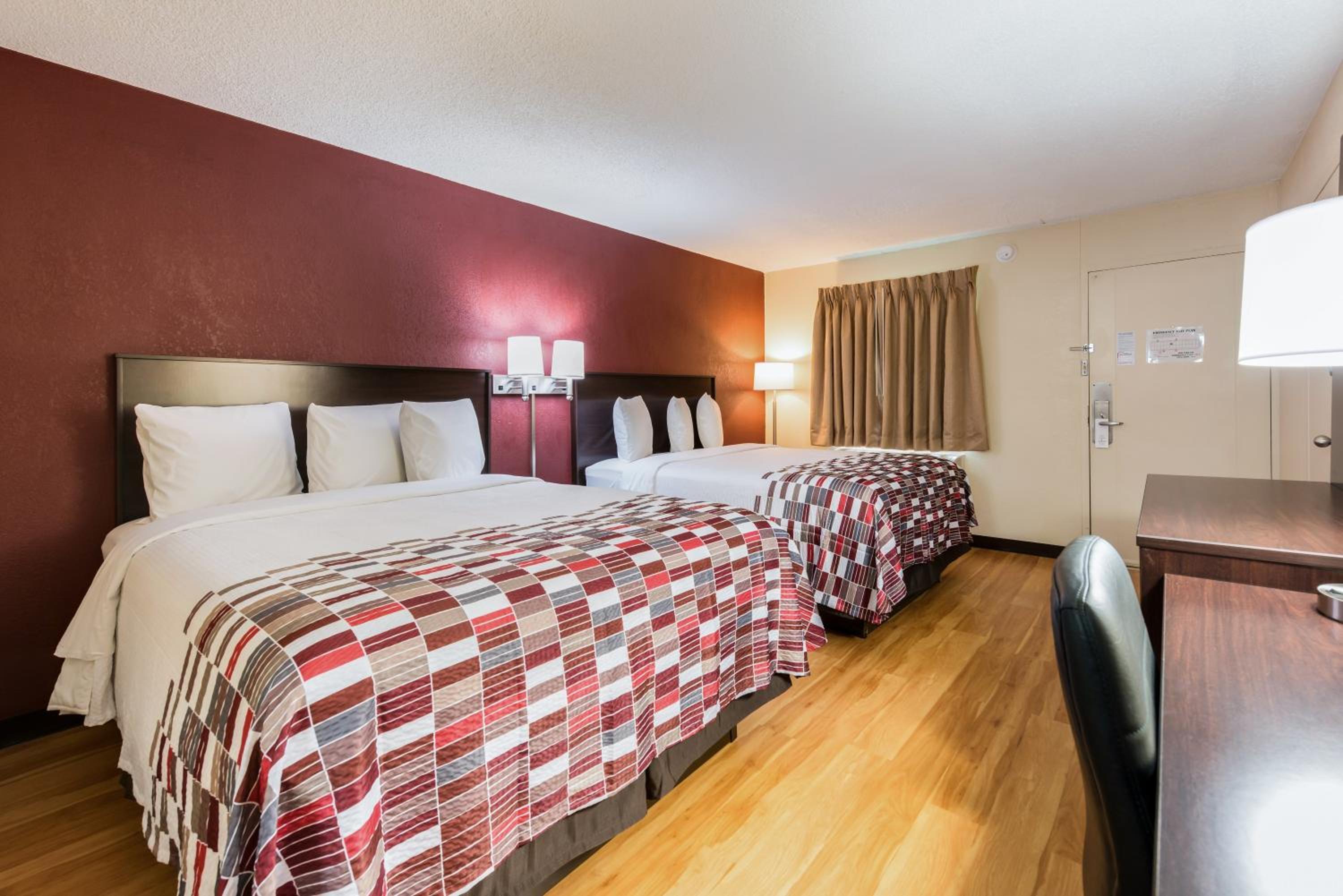 Deluxe Room with Two Queen Beds Non- Smoking - Photo 3
