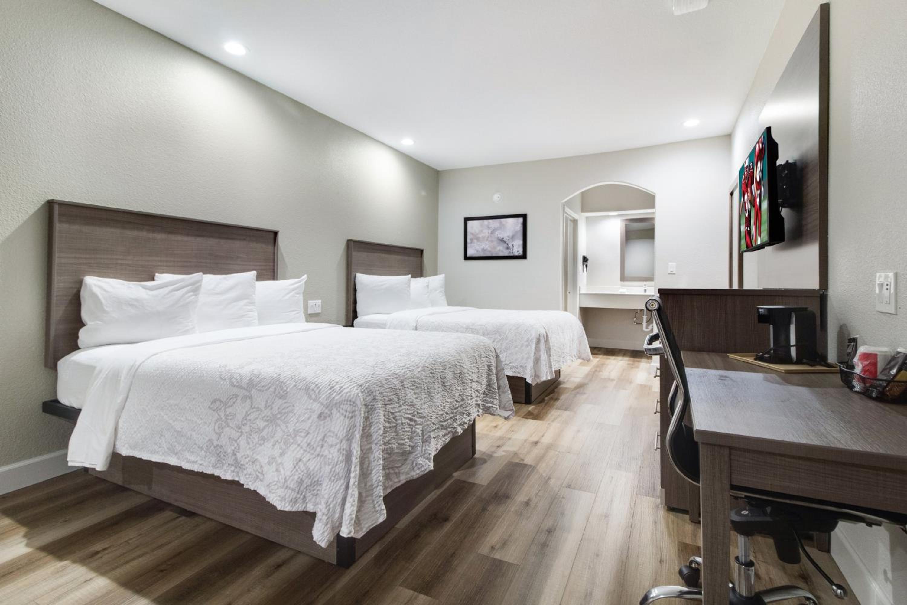 Premium Queen Room with Two Queen Beds Smoke Free - Photo 2
