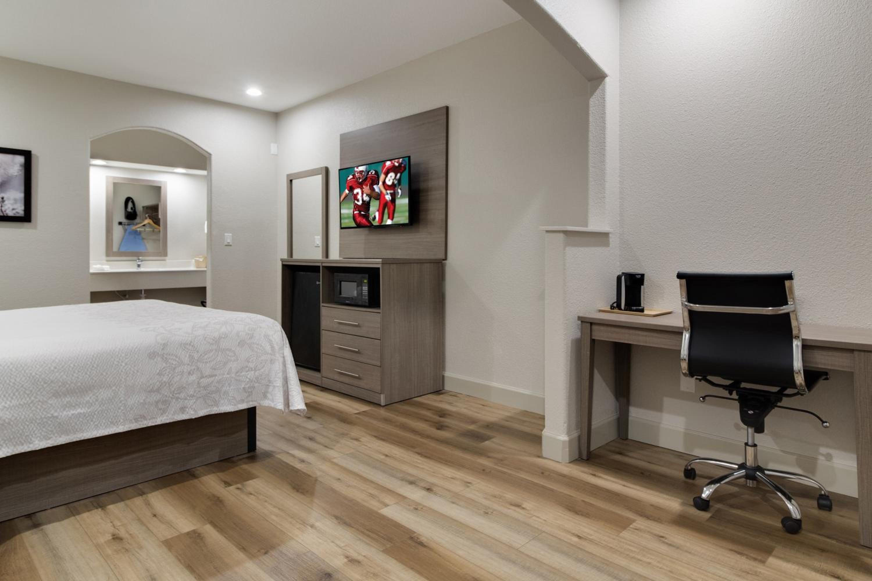 Premium King Room Smoke Free - Photo 4