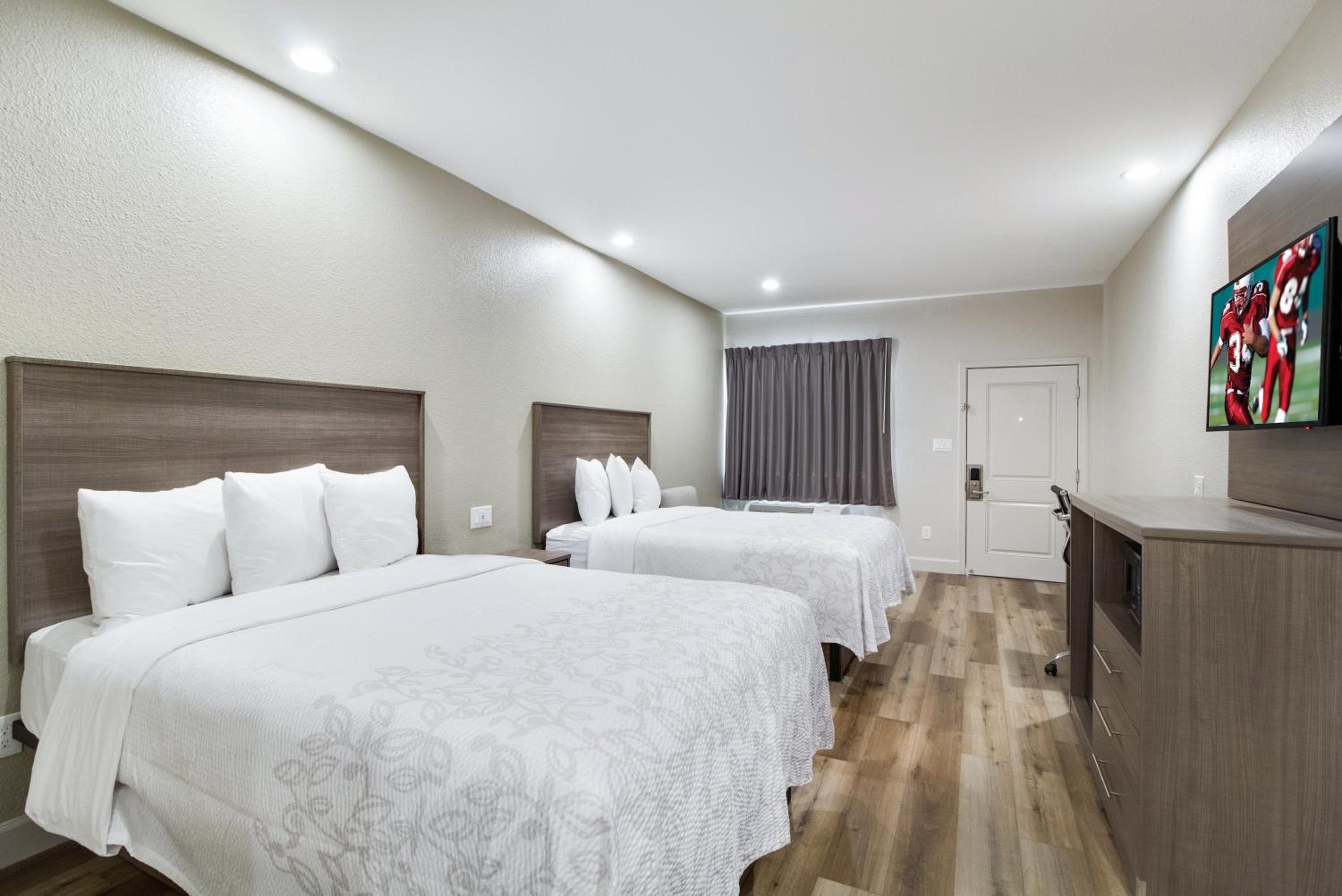 Superior Queen Room with Two Queen Beds Smoke Free - Photo 5