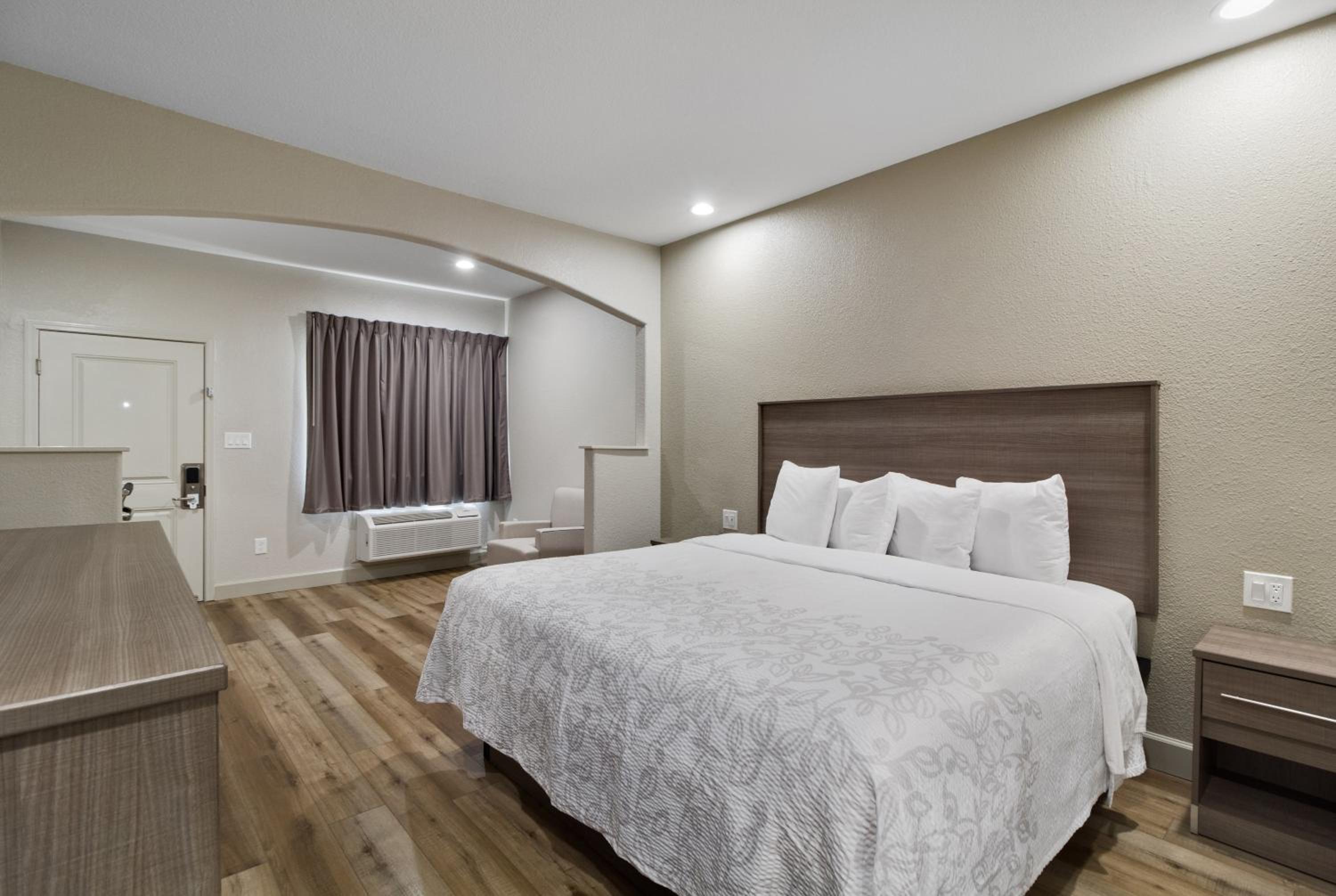 Premium King Room Smoke Free - Photo 2