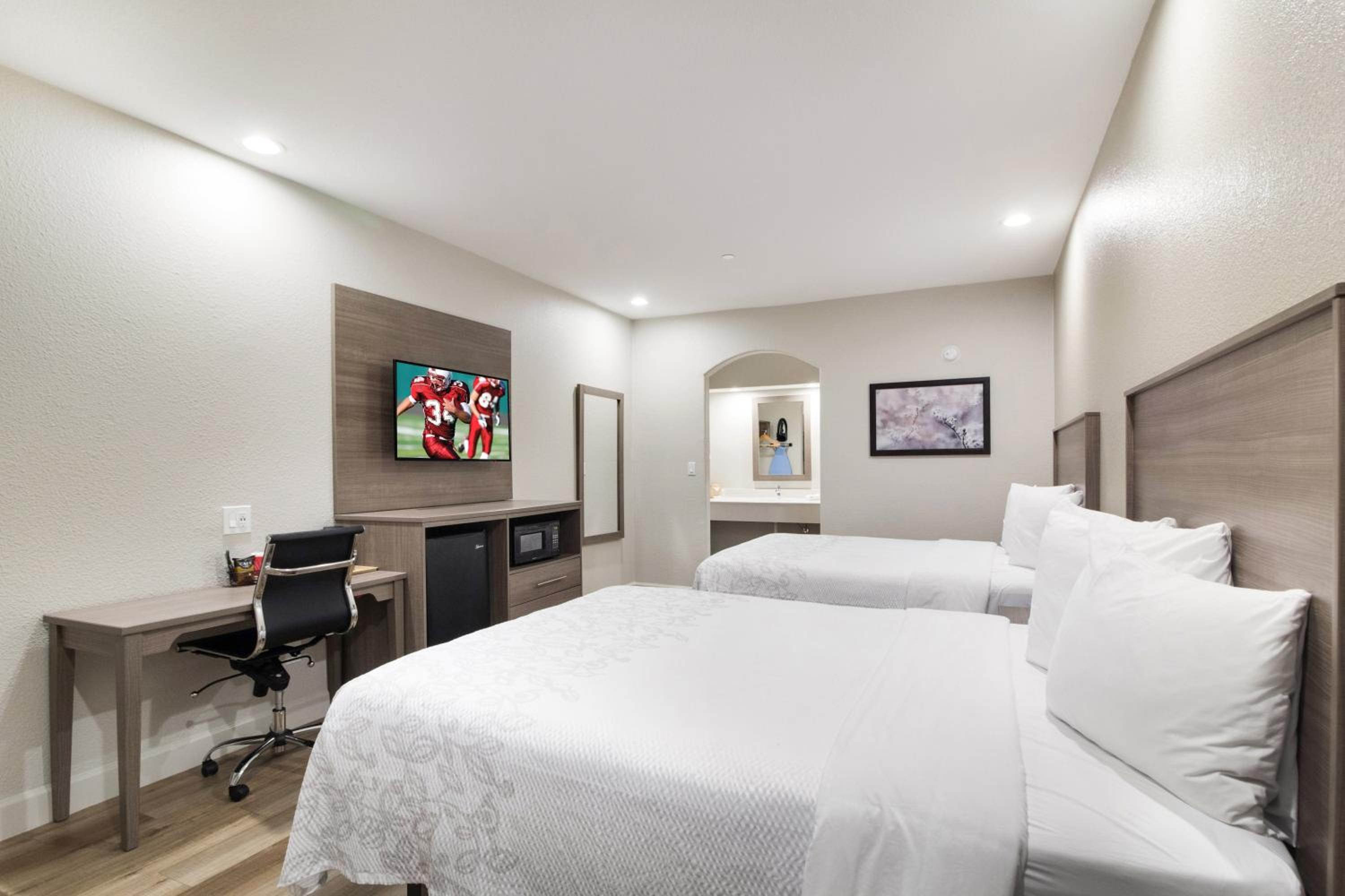 Superior Queen Room with Two Queen Beds Smoke Free - Photo 4